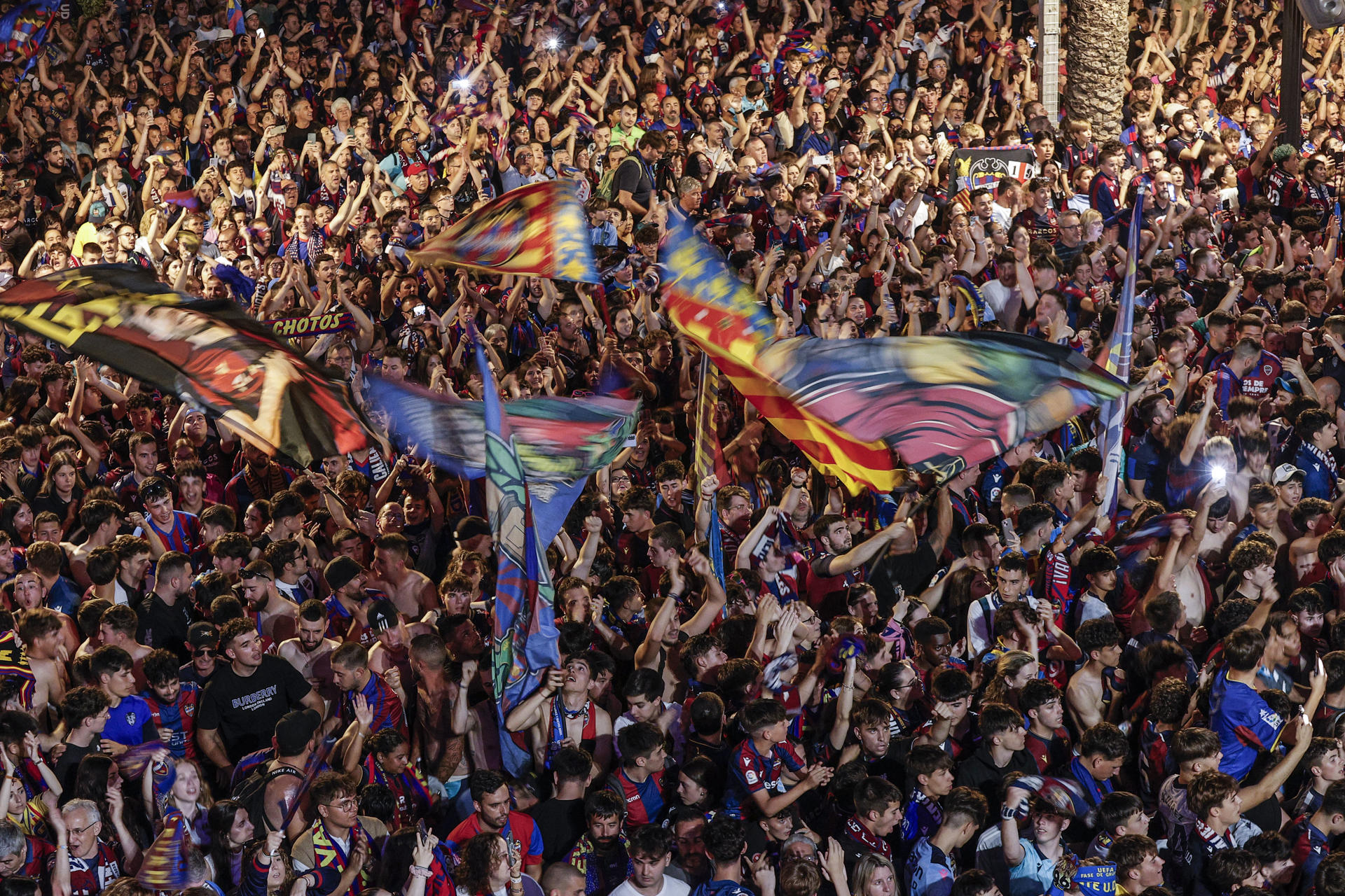 Cientos de aficionados del Levante UD celebraron el pasado lunes con los jugadores el ascenso del equipo a Primera División ante el Ayuntamiento de Valencia. EFE/Manuel Bruque