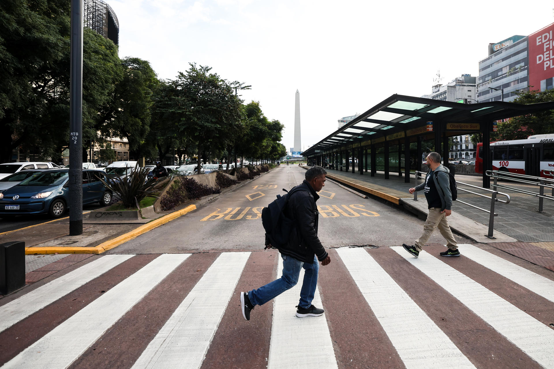 Personas caminan por una vía exclusiva para bus este martes, en Buenos Aires (Argentina).EFE/ Juan Roncoroni