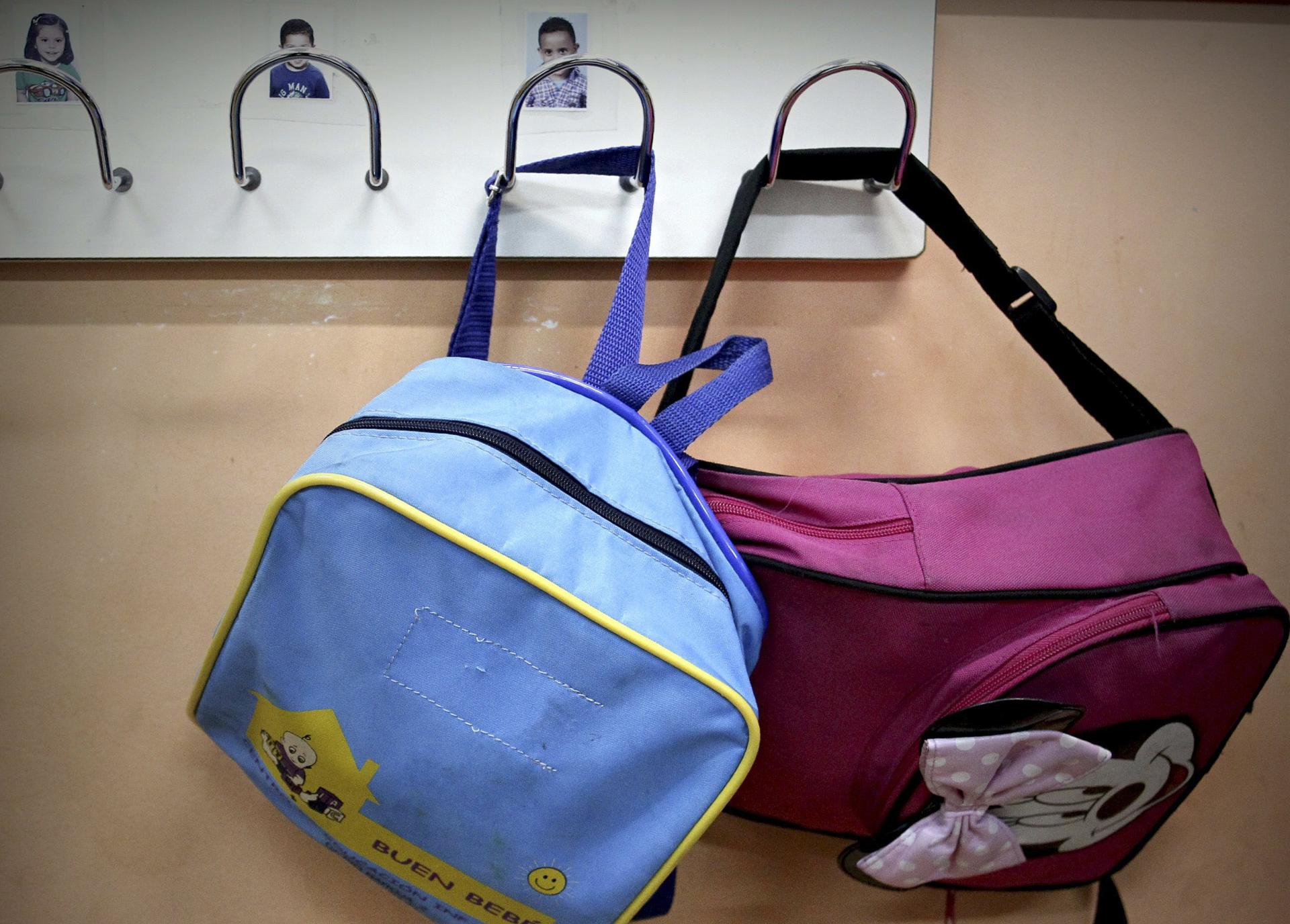Fotografía de archivo de dos mochilas escolares en un aula de un centro escolar. EFE/Paco Campos