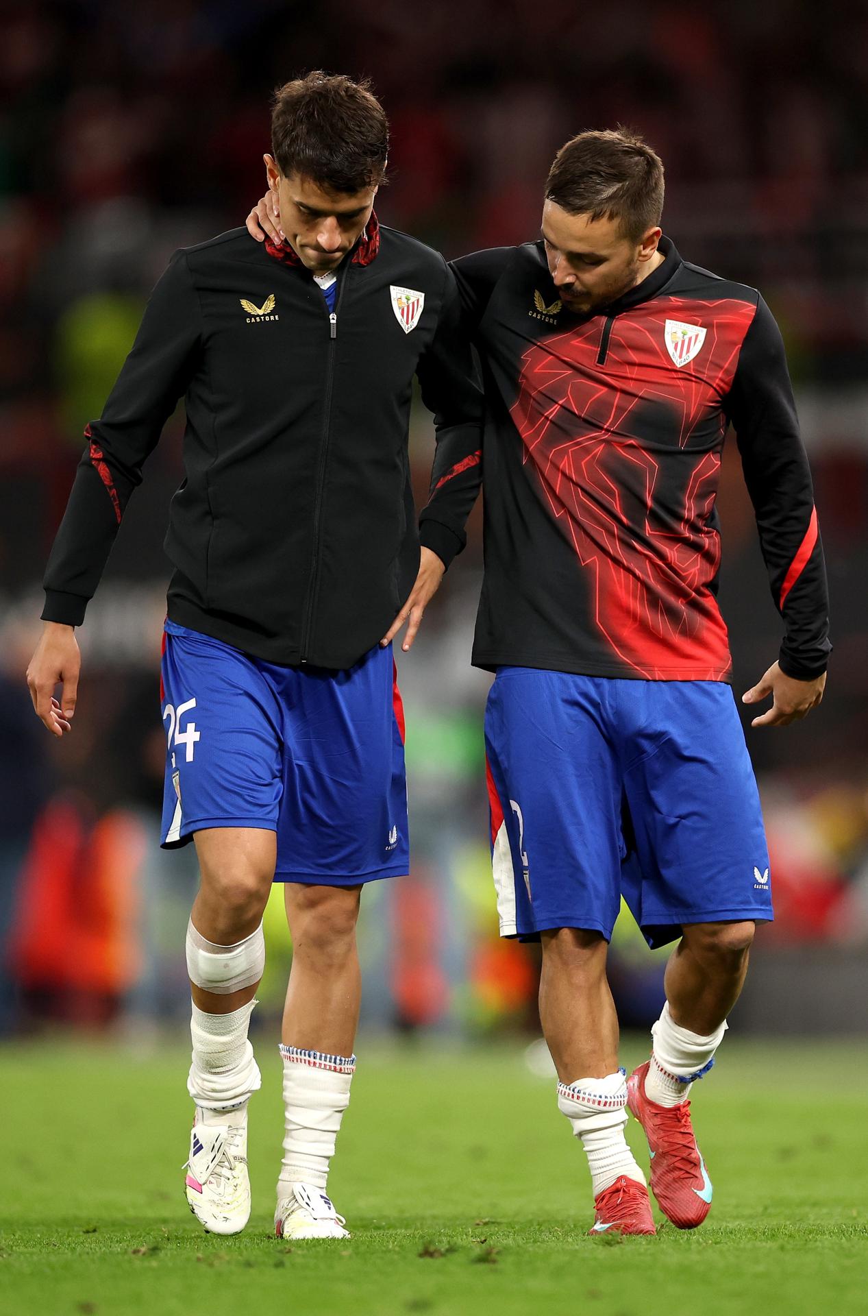 Beñat Prados (I) acompañado de Andoni Gorosabel, tras sufrir la herida en la pierna derecha durante el encuentro entre el Manchester United y el Athletic, vuelta de la semifinal de la Liga Europa. EFE/EPA/ADAM VAUGHAN