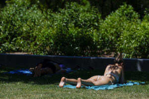 Una mujer toma el sol este martes, en la zona de Madrid Río. EFE/ Mariscal