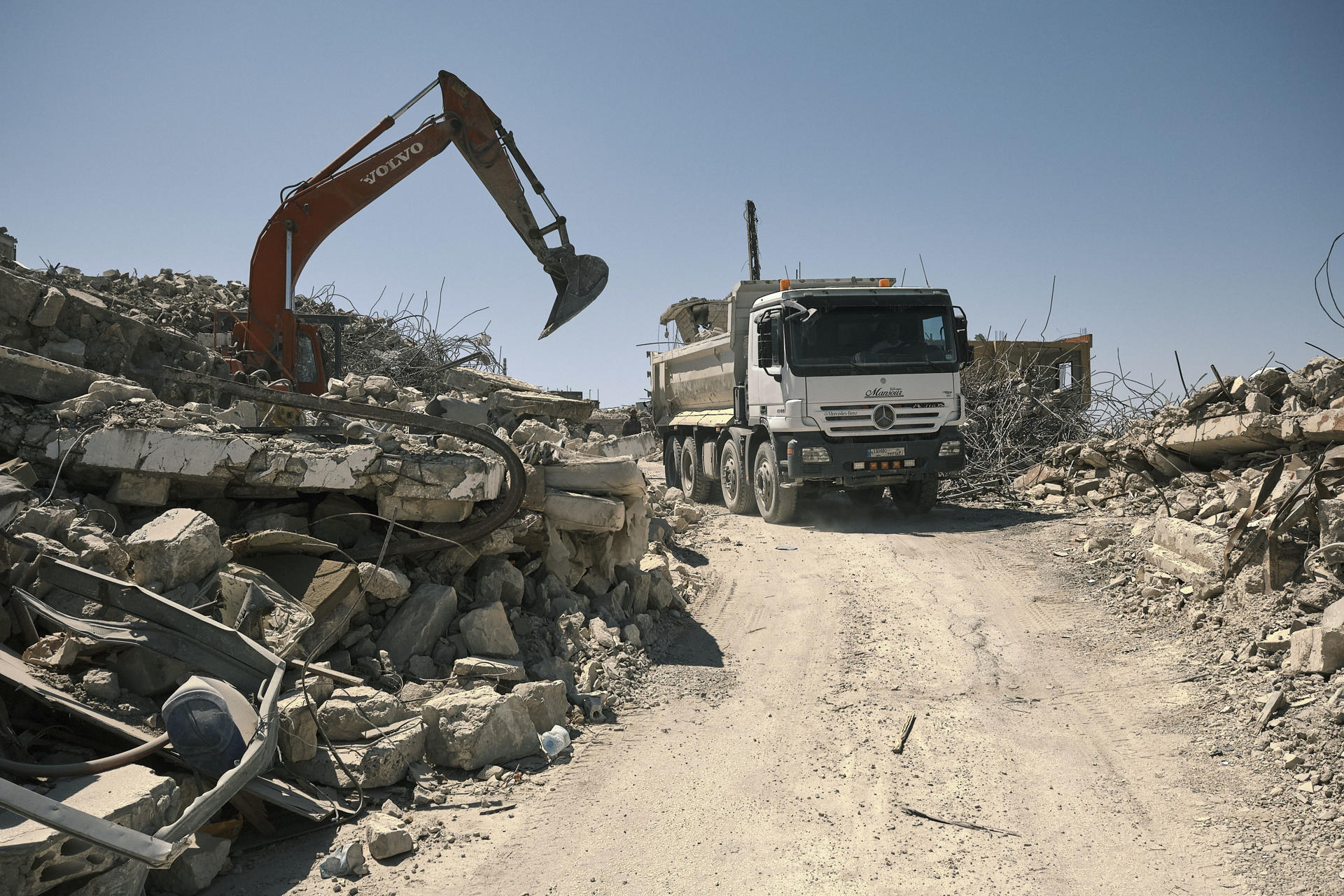 Vista de la destrucción en la localidad libanesa fronteriza de Yaroun, aún devastada tras la ofensiva del pasado año por parte del ejército israeli el pasado 23 de mayo de 2025. EFE/Edgar Gutiérrez