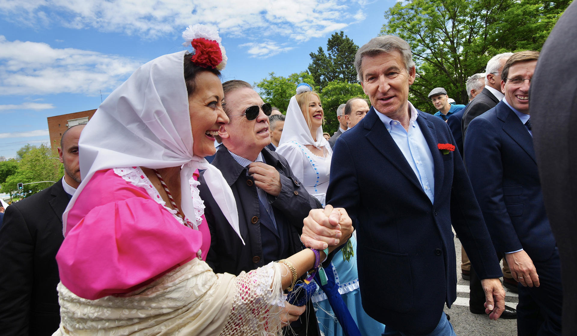 El presidente del PP, Alberto Núñez Feijóo (2d), junto al alcalde de Madrid, José Luis Martínez-Almeid (d), han acudido este jueves a la Pradera de San Isidro. EFE/PP/ David Mudarra 
-SOLO USO EDITORIAL/SOLO DISPONIBLE PARA ILUSTRAR LA NOTICIA QUE ACOMPAÑA (CRÉDITO OBLIGATORIO)-