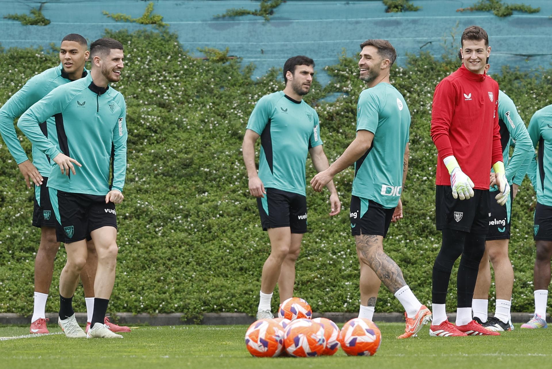 Oihan Sancet (i) calienta durante el entrenamiento con el que el Athletic de Bilbao ha comenzado a preparar el partido liguero ante el Getafe en el Coliseum. EFE/ Miguel Toña