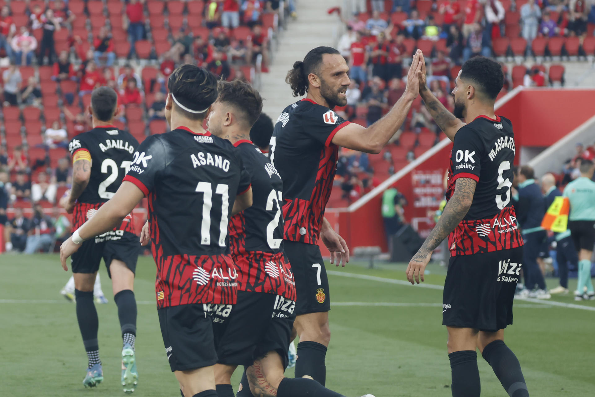 El centrocampista del Mallorca Omar Mascarell (d), celebra su gol contra el Valladolid, durante el partido de la jornada 35 de LaLiga EA Sports entre el Mallorca y el Valladold, este sábado en el Estadi Mallorca Son Moix en Palma.-EFE/ Cati Cladera