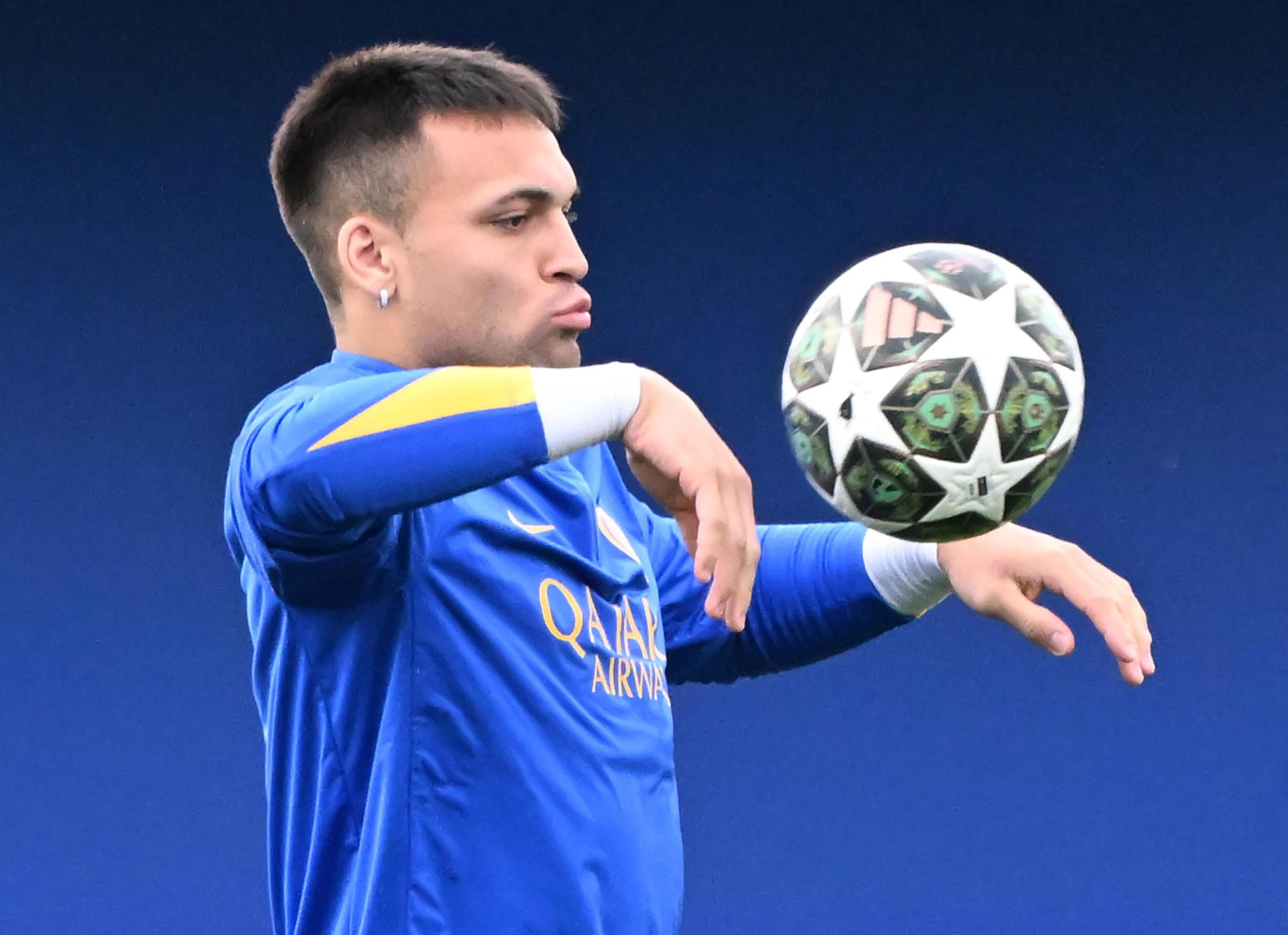 El argentino Lautaro Martínez, capitán del Inter de Milán, se entrena este lunes con normalidad. EFE/EPA/DANIEL DAL ZENNARO