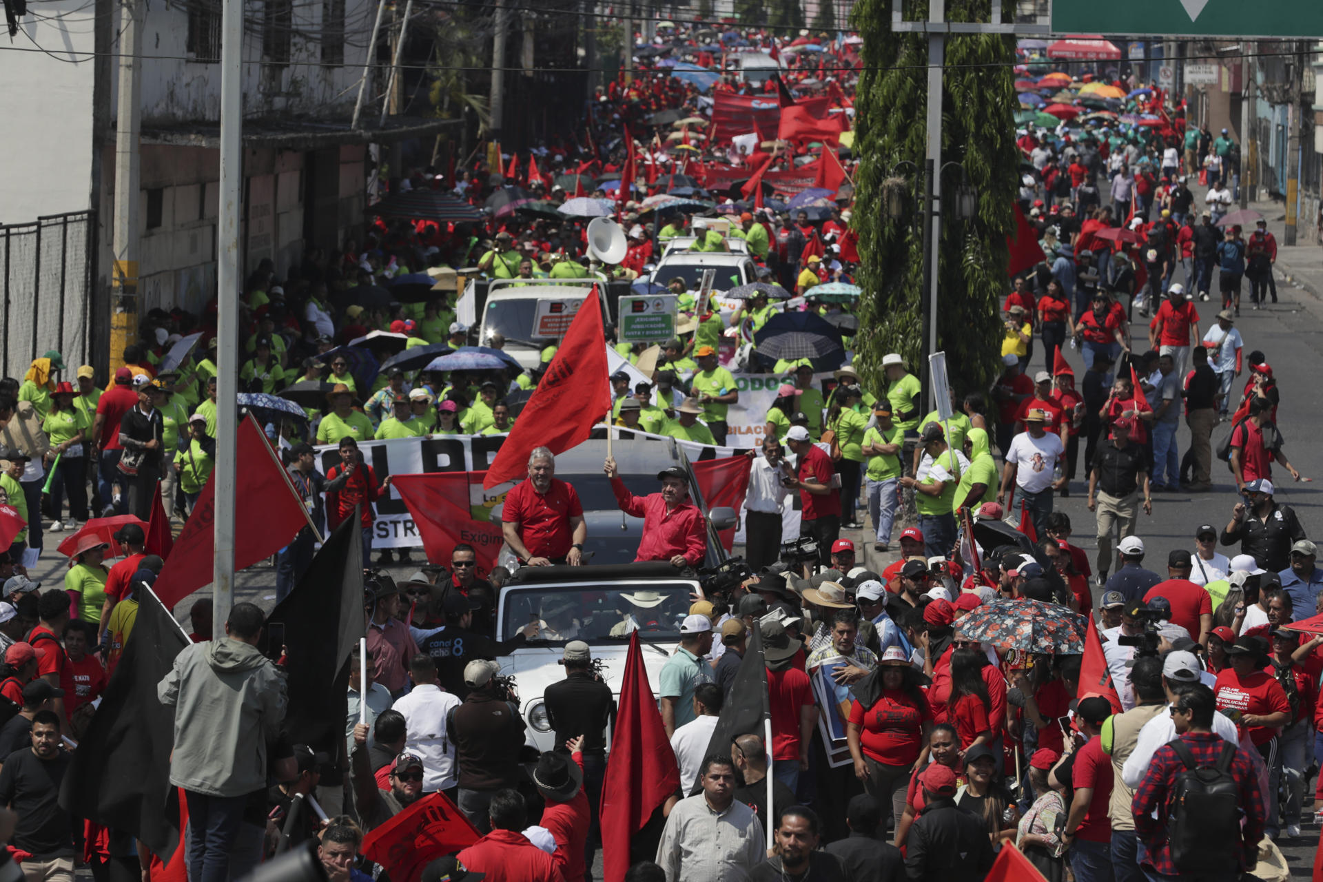 Miles de personas fueron captadas este jueves, 1 de mayo, al marchar con motivo del Día Internacional del Trabajo, en Tegucigalpa (Honduras). EFE/Gustavo Amador