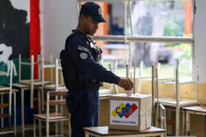 Un integrante de la Policía Nacional Bolivariana vota este domingo, en Carcas (Venezuela). EFE/ Miguel Gutierrez