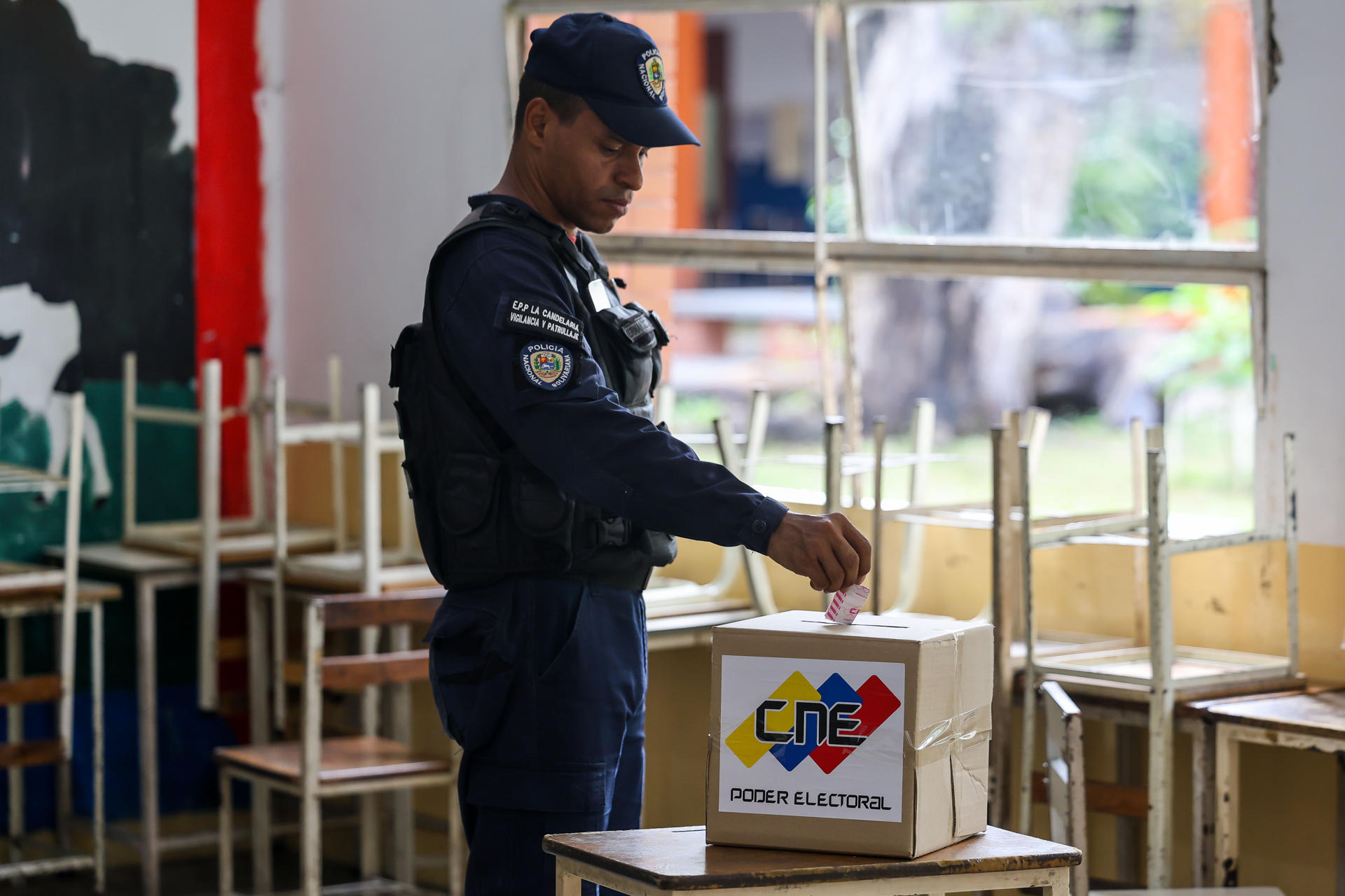 Un integrante de la Policía Nacional Bolivariana vota este domingo, en Carcas (Venezuela). EFE/ Miguel Gutierrez