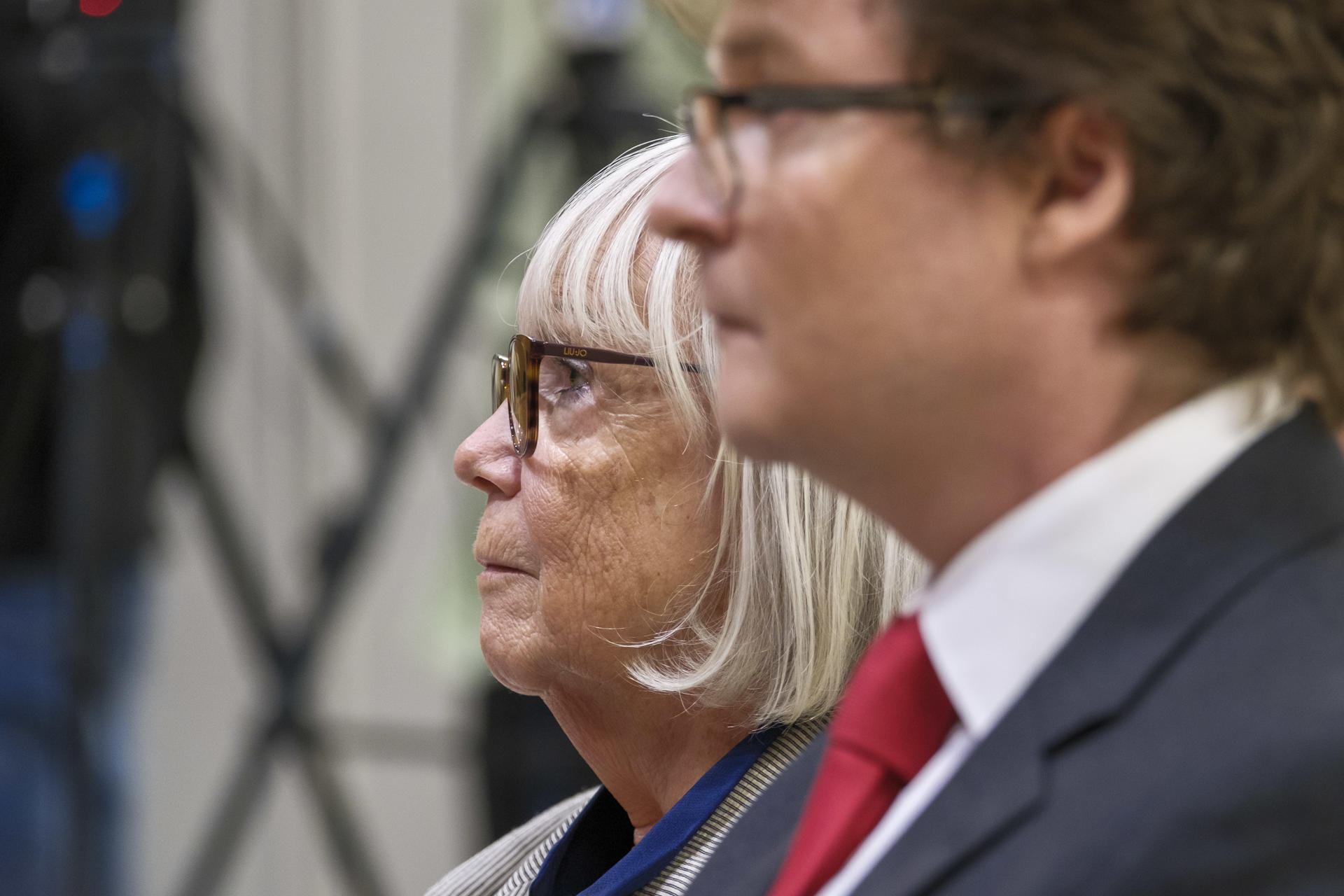 El empresario ruso afincado en Gran Canaria Vladimir Kokorev ha aceptado este lunes en la Audiencia de Las Palmas una condena de dos años y tres meses de cárcel -tiempo que ya ha cumplido en prisión preventiva- y 20 millones de euros de multa tras confesar que blanqueó 58 millones no declarados de sus negocios con Guinea Ecuatorial entre 1999 y 2012. En la imagen, Yulia Maleeva, esposa del empresario, condenada por blanqueo, e Igor Kokorev, hijo de ambos, absuelto. EFE/ Ángel Medina G.