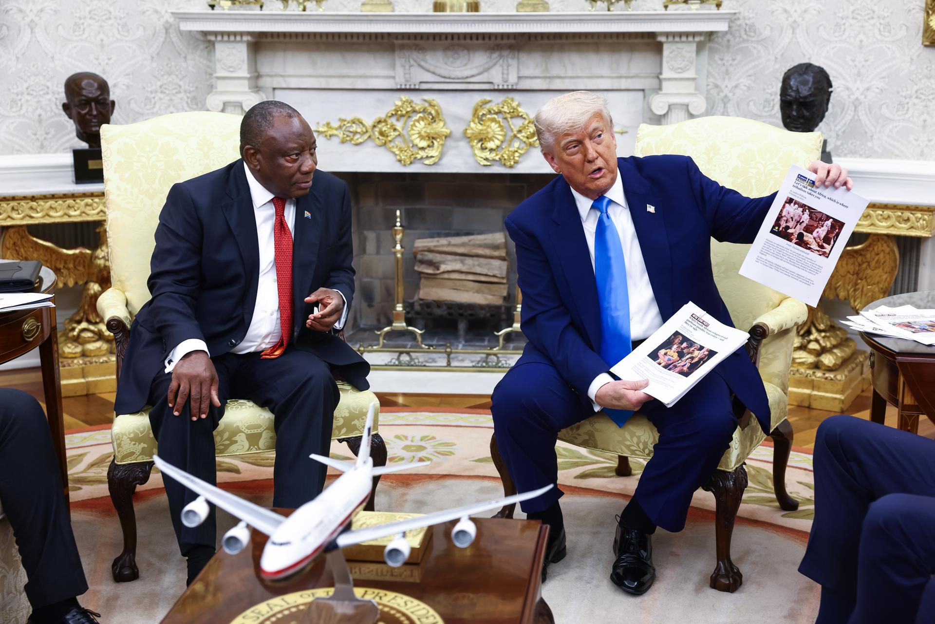 El presidente de EE.UU., Donald Trump (d) durante un encuentro con su homólogo de Sudáfrica Cyril Ramaphosa (i) durante una reunión en la Casa Blanca en Washington (EE.UU.). EFE/EPA/JIM LO SCALZO / POOL