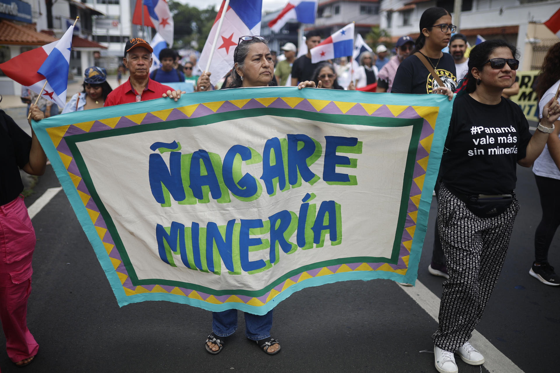 Una mujer sostiene un cartel durante la conmemoración del Primero de Mayo este jueves, en Ciudad de Panamá (Panamá). EFE/ Bienvenido Velasco