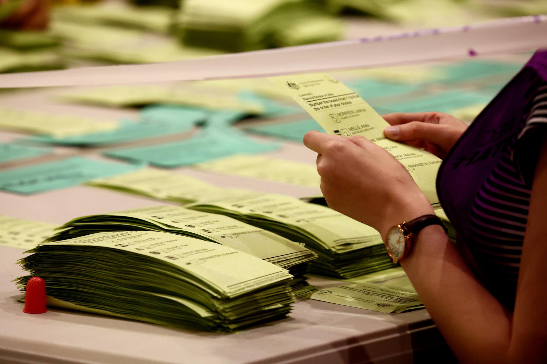 BRISBANE (Australia), 03/05/2025.- Australian Electoral Commission staff count votes during the 2025 federal election at OPC in Brisbane, Queensland, Australia, 03 May 2025. (Elecciones) EFE/EPA/JASON O'BRIEN NO ARCHIVING AUSTRALIA AND NEW ZEALAND OUT