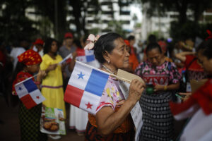 Una mujer sostiene una bandera durante una manifestación este domingo, en Ciudad de Panamá (Panamá). Feministas panameñas marchan por la soberanía, la justicia social, los derechos humanos y la paz. EFE/ Bienvenido Velasco