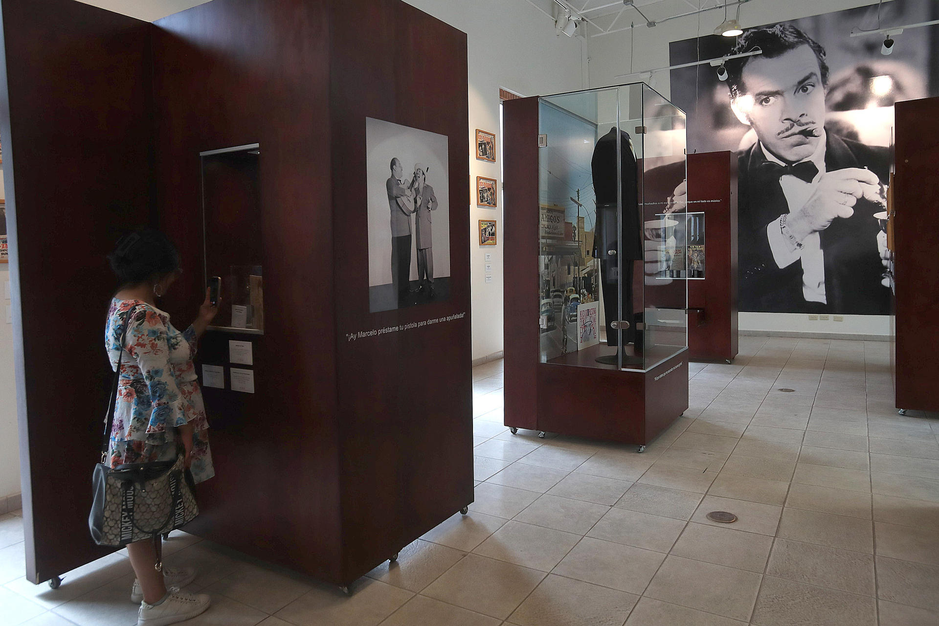 Una mujer visita la Sala de Arte del actor y cantante mexicano Germán Valdés 'Tin Tán' este 25 de mayo de 2025, en Ciudad Juárez, Chihuahua (México). EFE/ Luis Torres