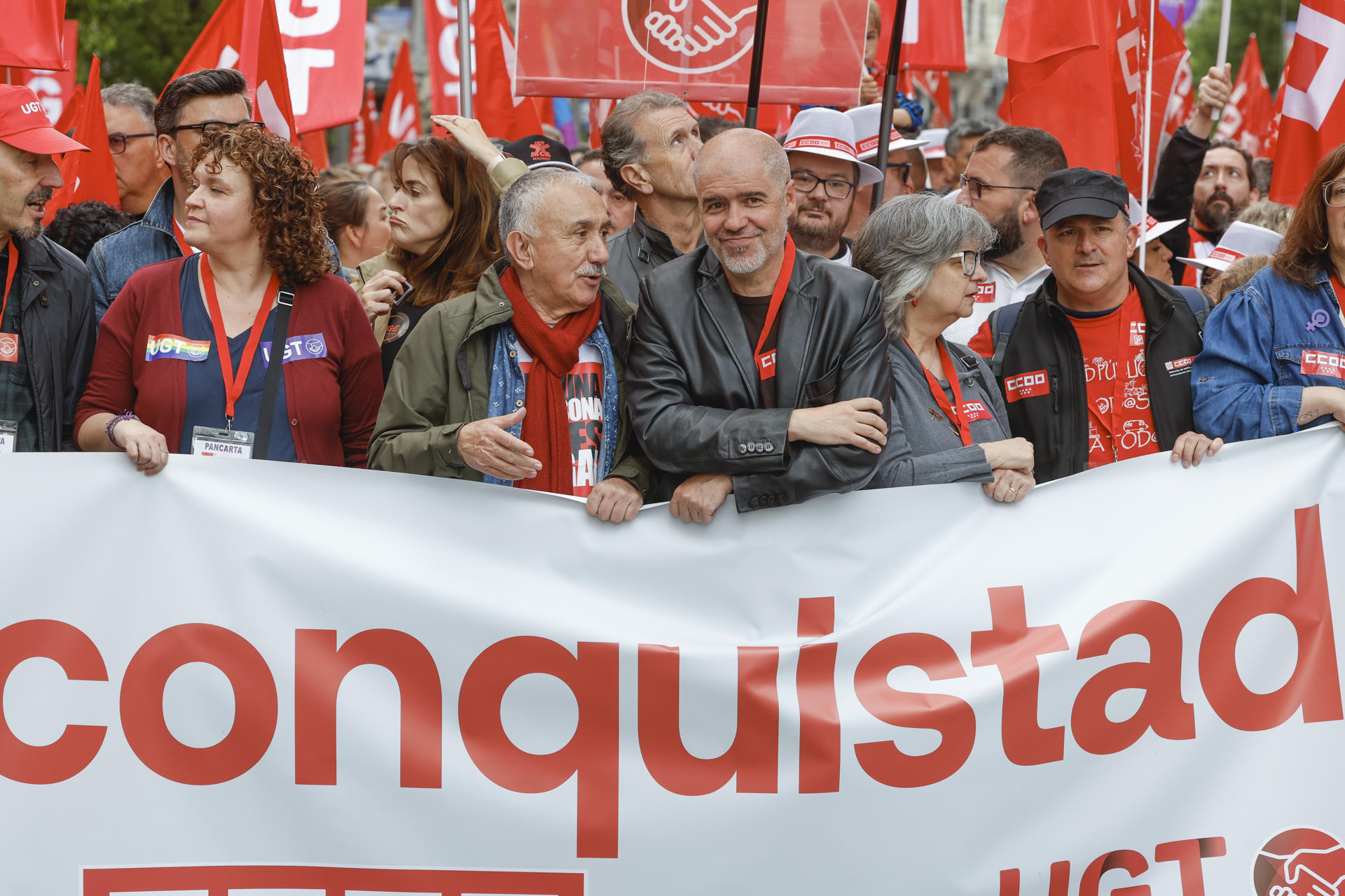 Los secretarios generales de CCOO y UGT, Unai Sordo (3i) y Pepe Álvarez (c), participan en la manifestación del Primero de Mayo en Madrid, que este año lleva por lema "Proteger lo conquistado, ganar futuro". EFE/ Juan Carlos Hidalgo