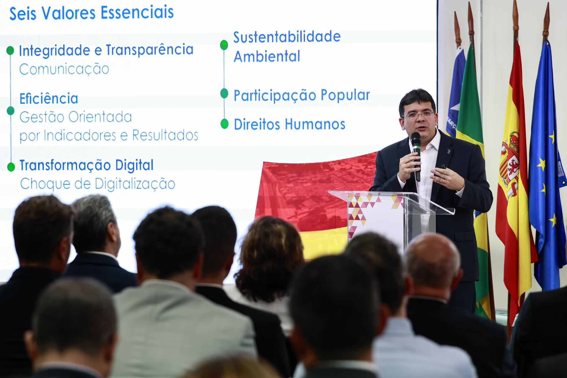 Fotografía del 24 de abril de 2025 del gobernador del estado brasileño de Piauí, Rafael Fonteles, hablando durante un evento con empresarios brasileños y españoles en la sede de la Cámara Oficial Española de Comercio en Brasil, en Sao Paulo (Brasil). EFE/ Sebastiao Moreira