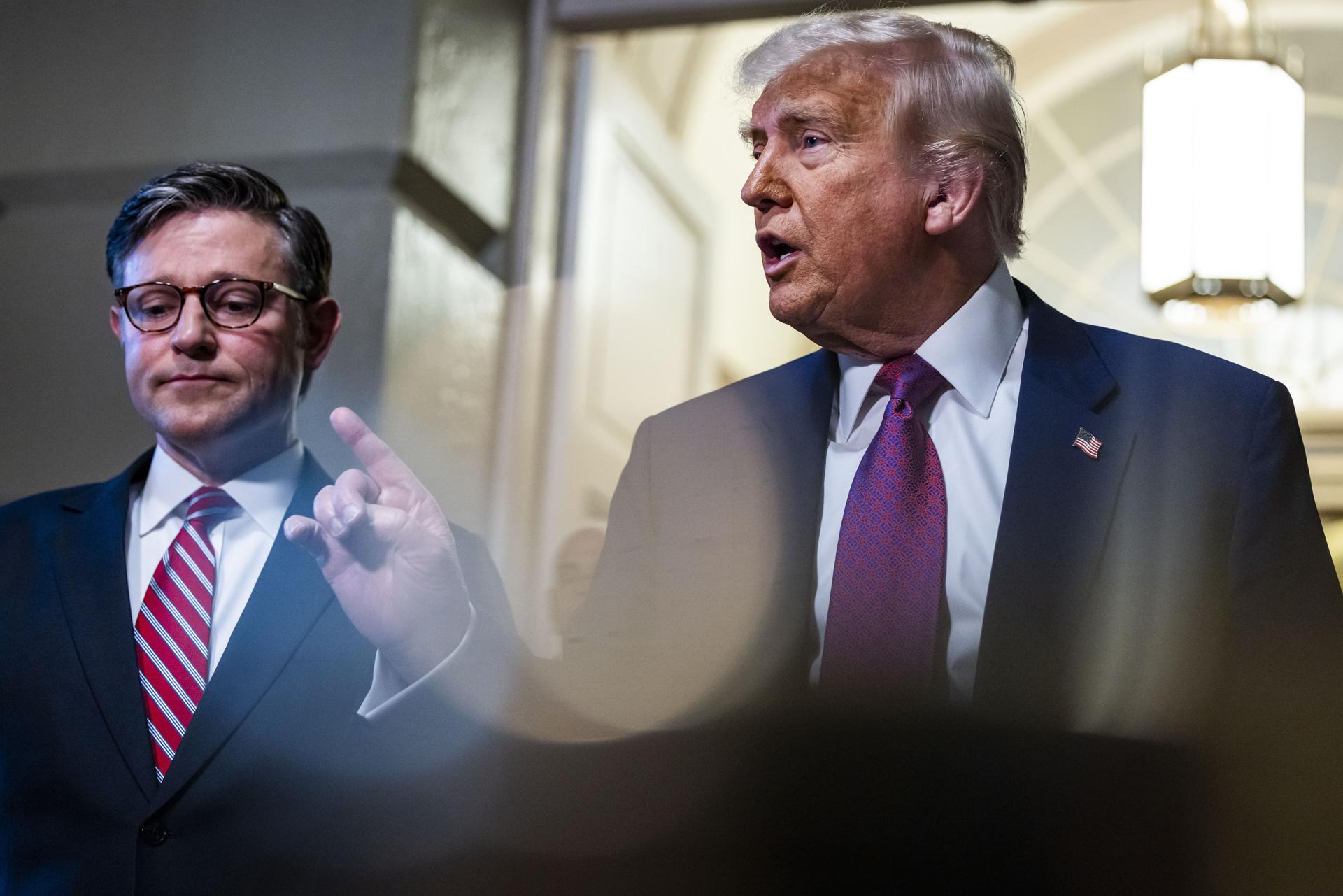El presidente de Estados Unidos, Donald Trump (c), junto al presidente republicano de la Cámara de Representantes, Mike Johnson (i) habla con los medios al llegar al Capitolio de EE.UU. en Washington (EE.UU.). EFE/EPA/JIM LO SCALZO