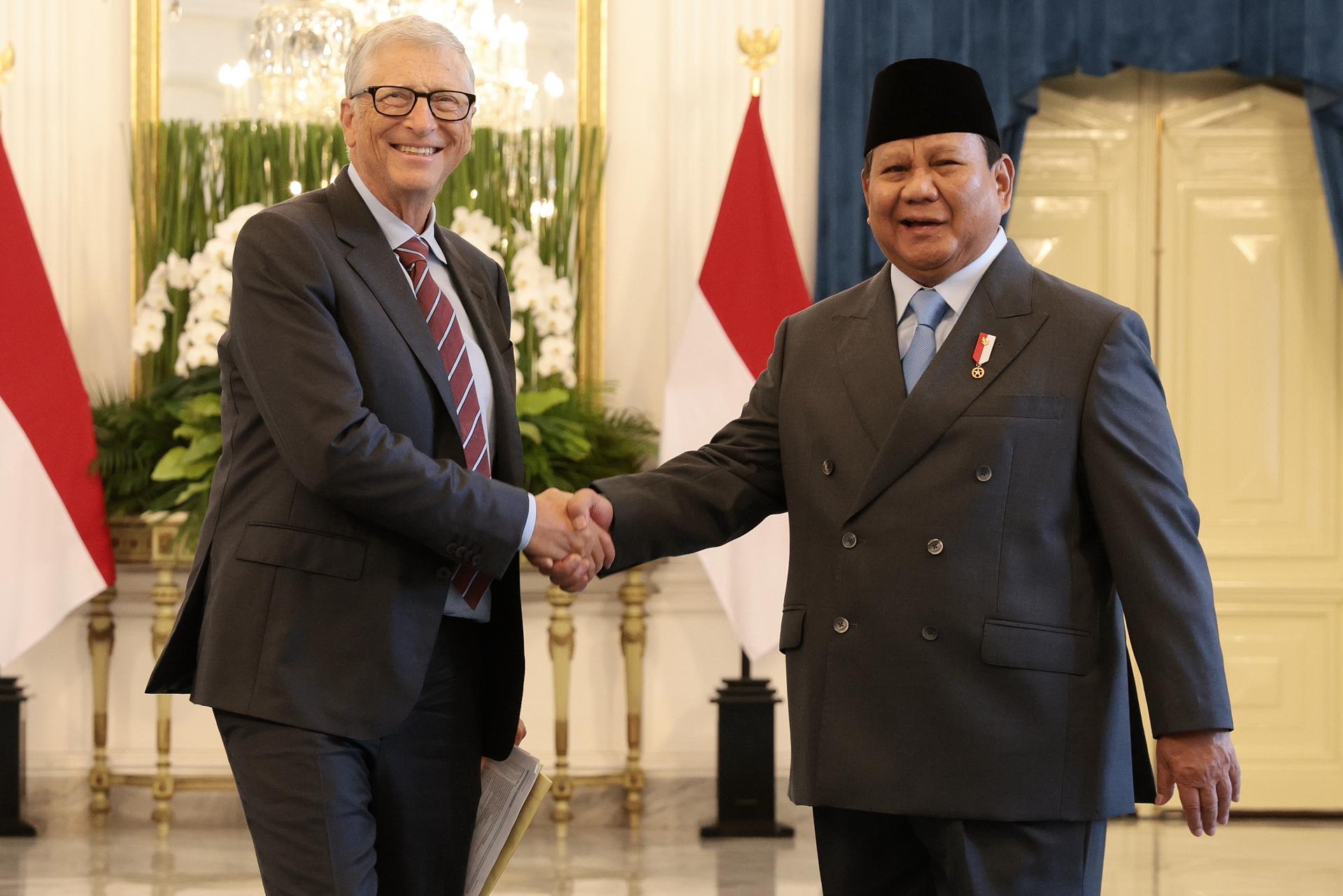 JAKARTA (Indonesia), 07/05/2025.- Microsoft founder Bill Gates (L) greets by Indonesian President Prabowo Subianto (R) during arrival at Merdeka palace in Jakarta, Indonesia, 07 May 2025. Gates meets with Subianto to discuss a number of sustainable development initiatives, particularly on issues of global health, nutrition, financial inclusion, and public digital infrastructure. EFE/EPA/ADI WEDA