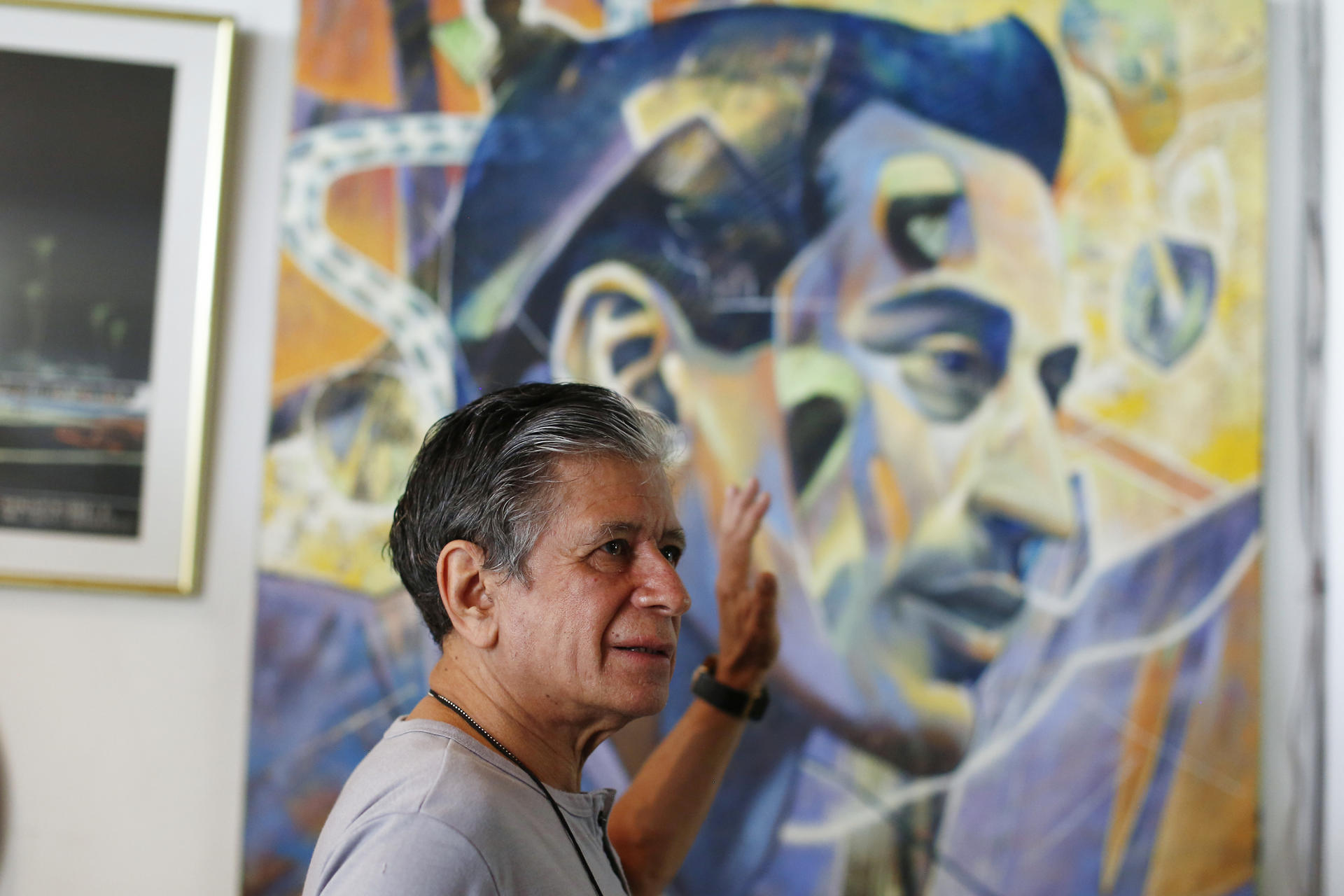 El hijo del poeta Roque Dalton, Juan José Dalton, habla en entrevista con EFE en San Salvador (El Salvador). EFE/ Rodrigo Sura