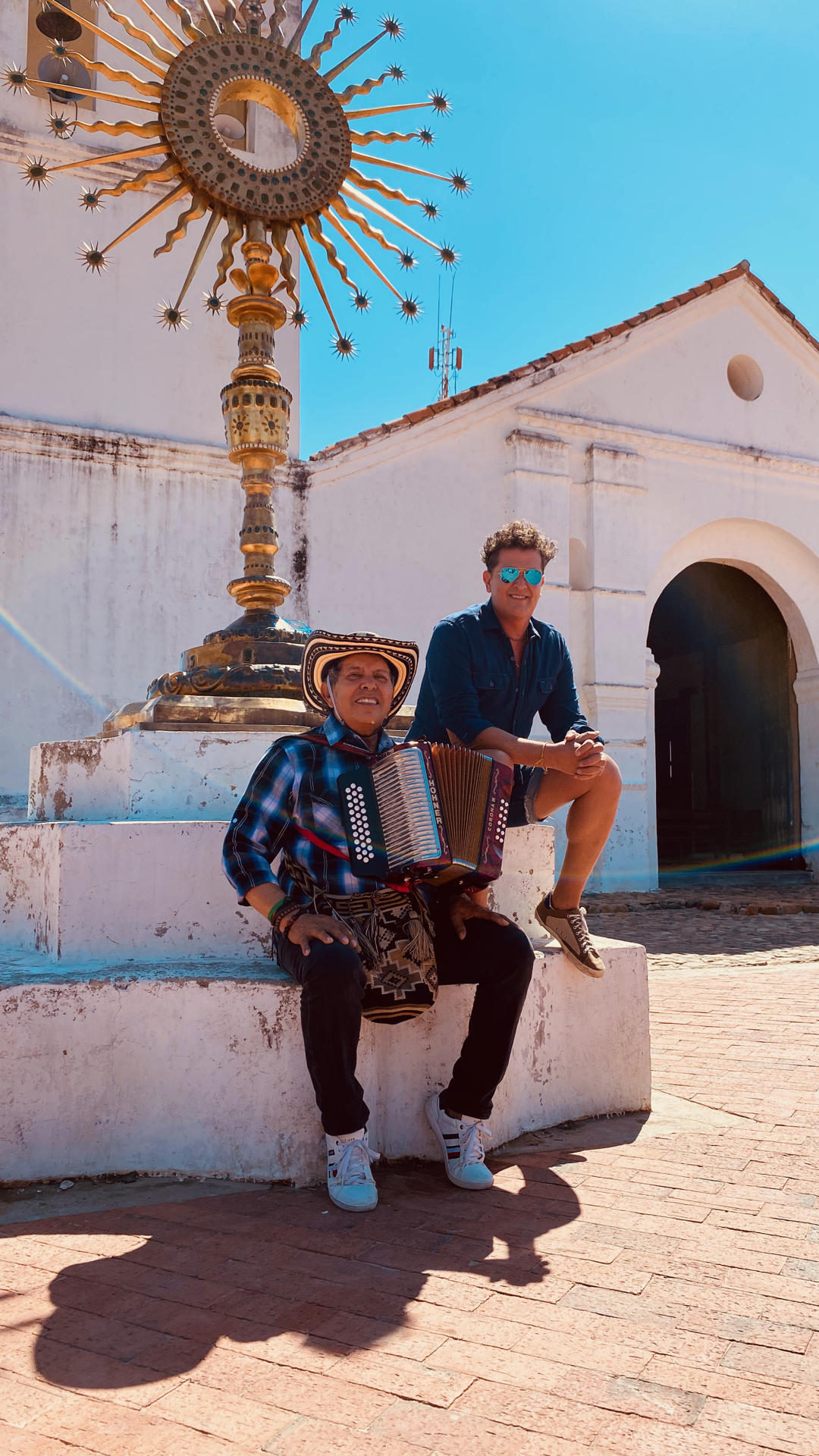 Fotografía cedida por Nevarez Communications del cantante colombiano Carlos Vives (d) junto al acordeonista Egidio Cuadrado, durante el rodaje del documental 'Regreso a Escalona'. EFE/ Nevarez Communications