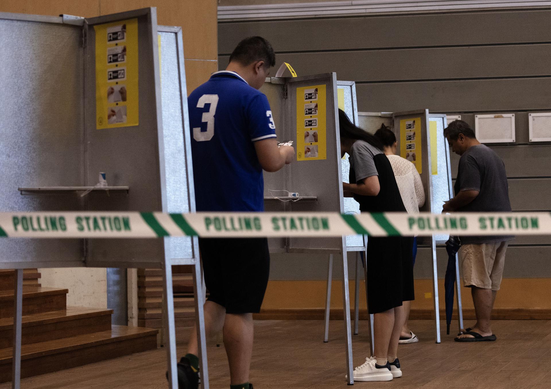 Singapore (Singapore), 02/05/2025.- Voters cast their ballots at a polling station in Singapore, 03 May 2025. Singaporeans go to the polls to elect 97 members of Parliament across 33 constituencies, five of which have already been secured by the ruling People's Action Party (PAP) through a walkover. (Elecciones, Singapur) EFE/EPA/HOW HWEE YOUNG