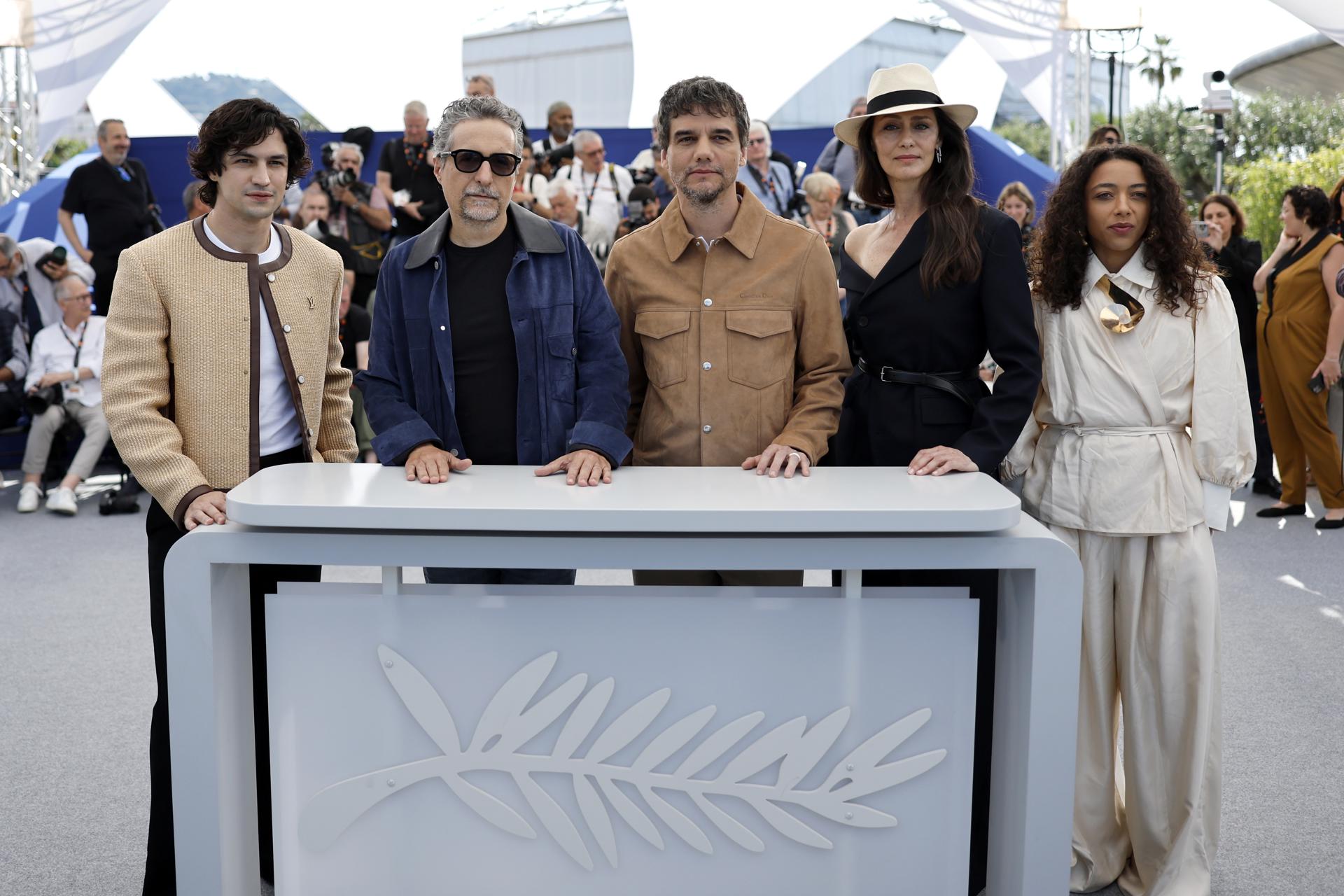Gabriel Leone, Kleber Mendonca Filho, Wagner Moura, Maria Fernanda Candido y Alice Carvalho en el Festival de Cannes. EFE/EPA/GUILLAUME HORCAJUELO