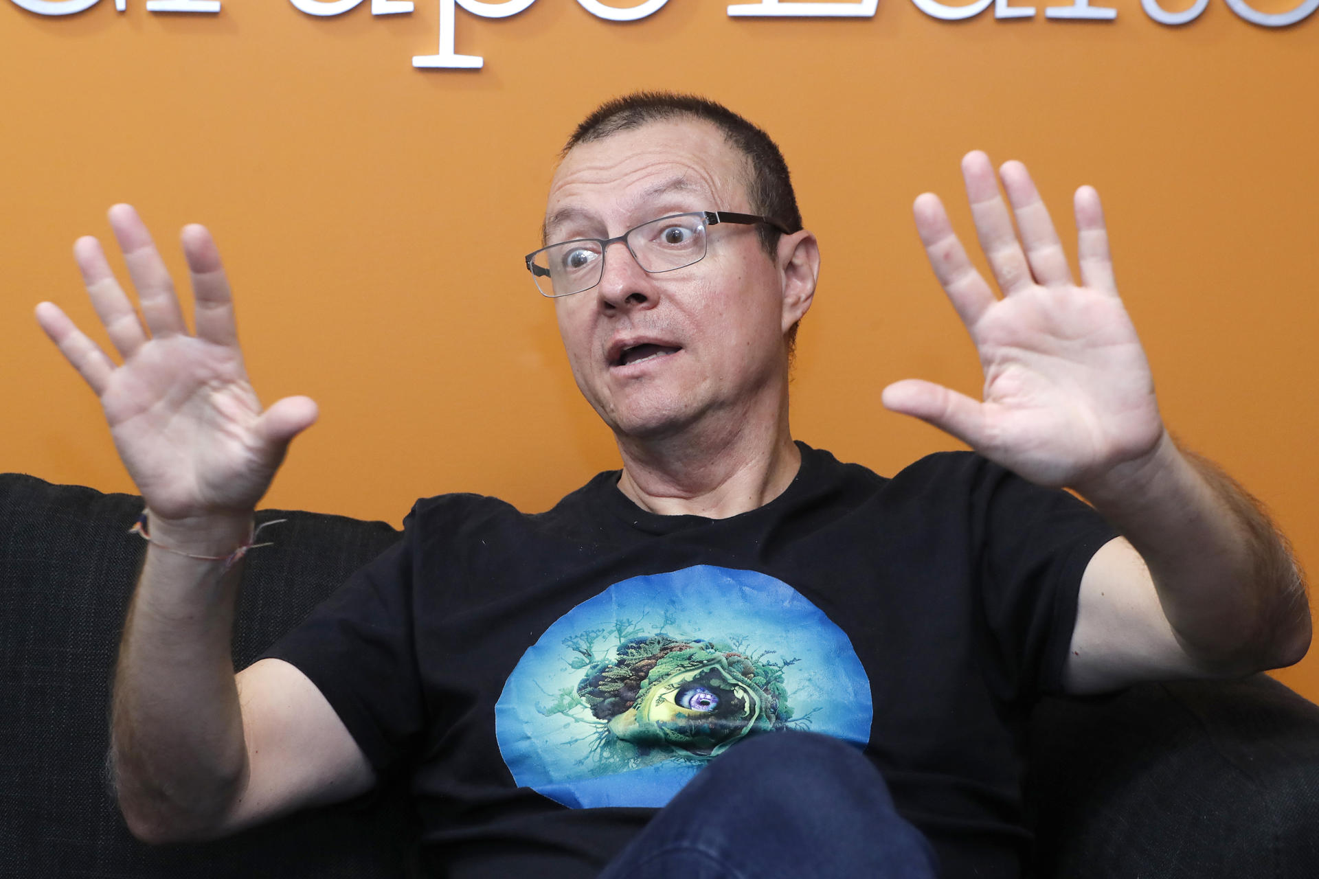 El caricaturista Patricio Monero habla durante una entrevista con EFE este miércoles, en Ciudad de México (México). EFE/Mario Guzmán