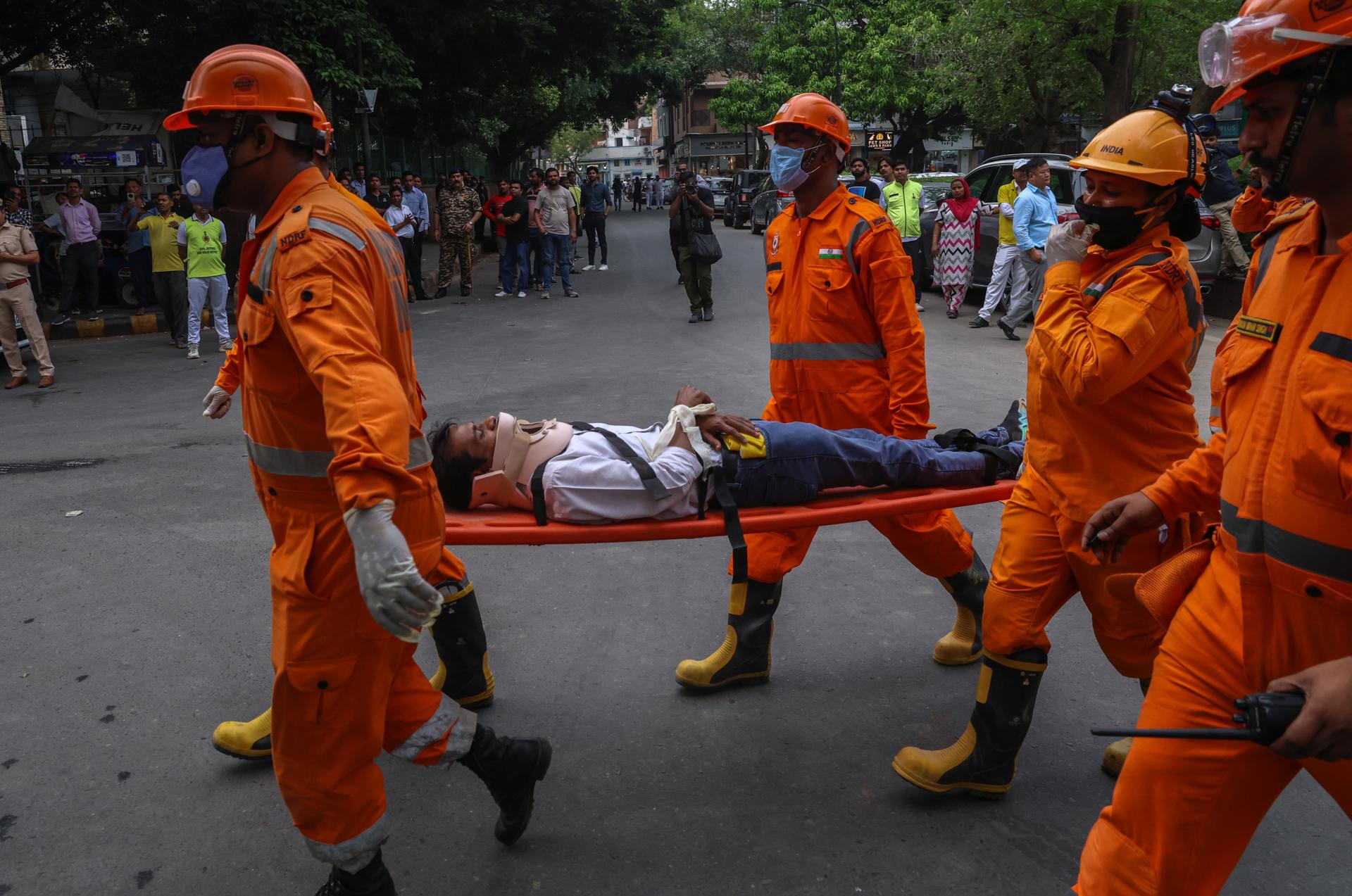 La Fuerza Nacional de Respuesta a Desastres (NDRF), la defensa civil y el personal de bomberos realizan un simulacro de ataque aéreo en el mercado de Khan en Nueva Delhi, India, el 7 de mayo de 2025. El gobierno indio dijo que había llevado a cabo ataques militares en nueve sitios en Pakistán en represalia por el mortífero ataque militante contra turistas en el popular centro turístico de Pahalgam en el sur de Cachemira el 22 de abril de 2025, que dejó 26 muertos y varios heridos. (Nueva Delhi) EFE/EPA/RAJAT GUPTA