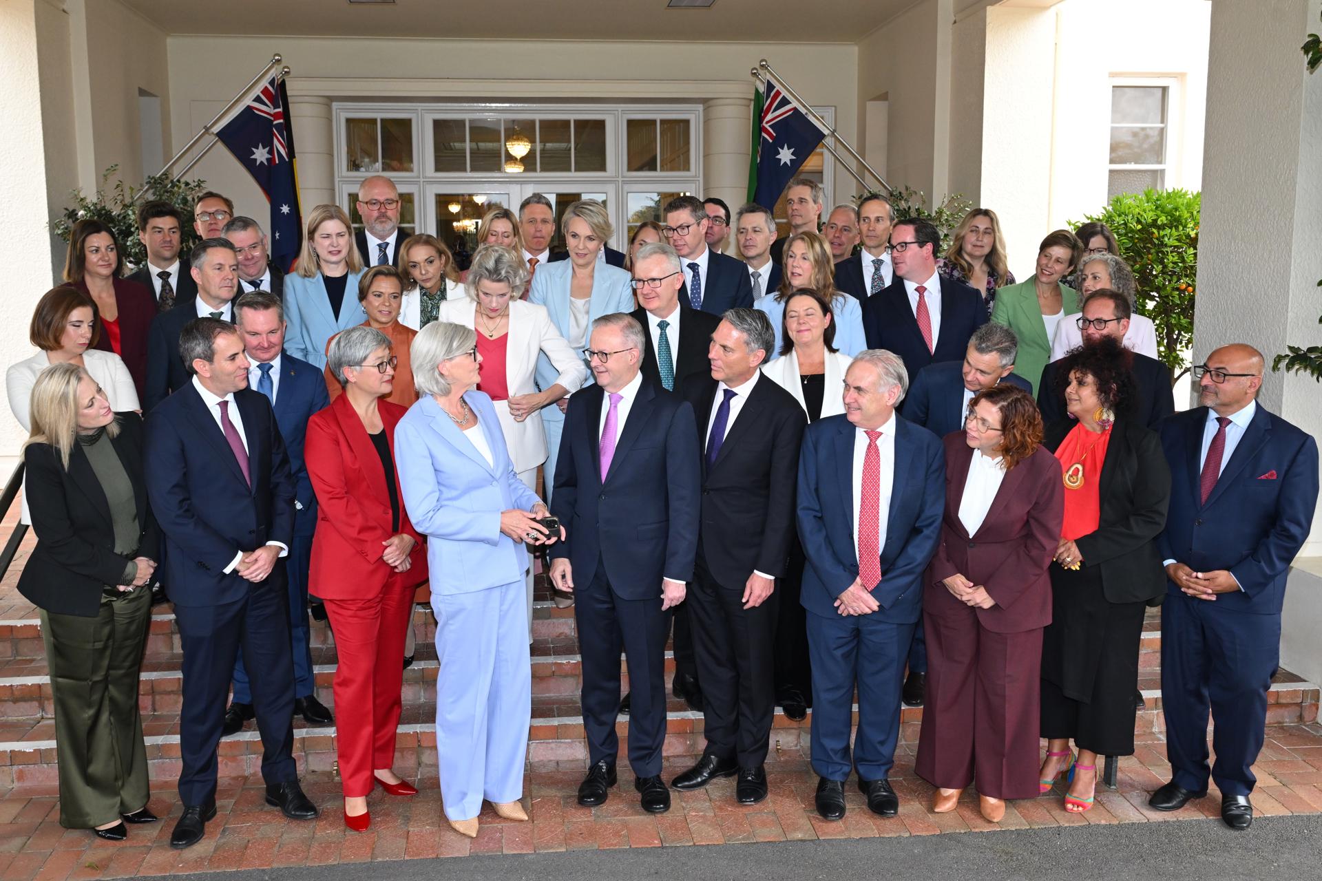 CANBERRA (Australia), 13/05/2025.- Australian Prime Minister Anthony Albanese (5-L), and Australian Governor-General Sam Mostyn (4-L), pose for photographs with members of the ministry during a searing-in ceremony at Government House in Canberra, Australia, 13 May 2025. Mostyn will swear-in Labor’s new cabinet. EFE/EPA/LUKAS COCH AUSTRALIA AND NEW ZEALAND OUT