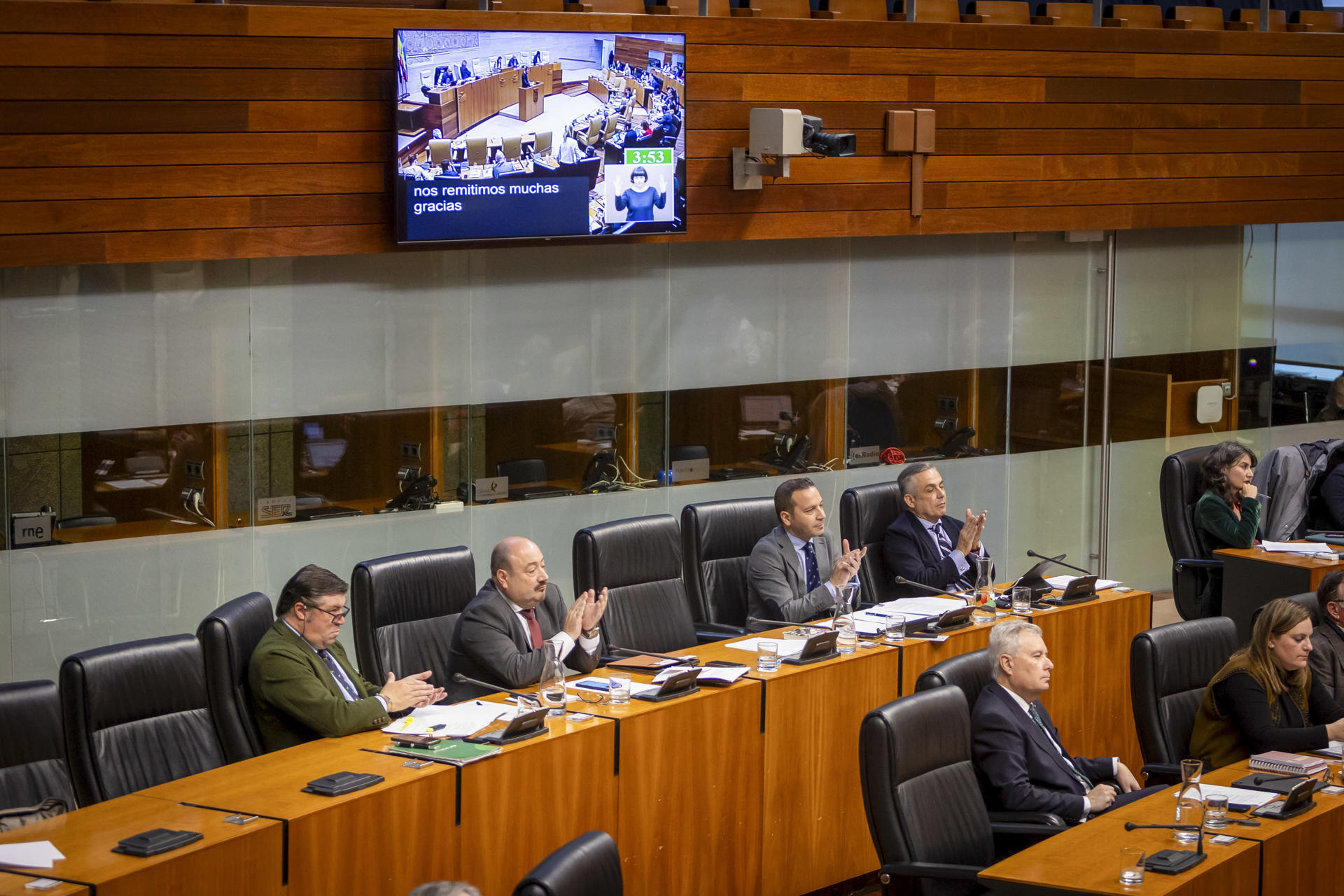Diputados del grupo parlamentario de Vox aplauden durante la Asamblea de Extremadura que debate la propuesta de ley de concordia presentada por Vox. Archivo EFE/ Jero Morales