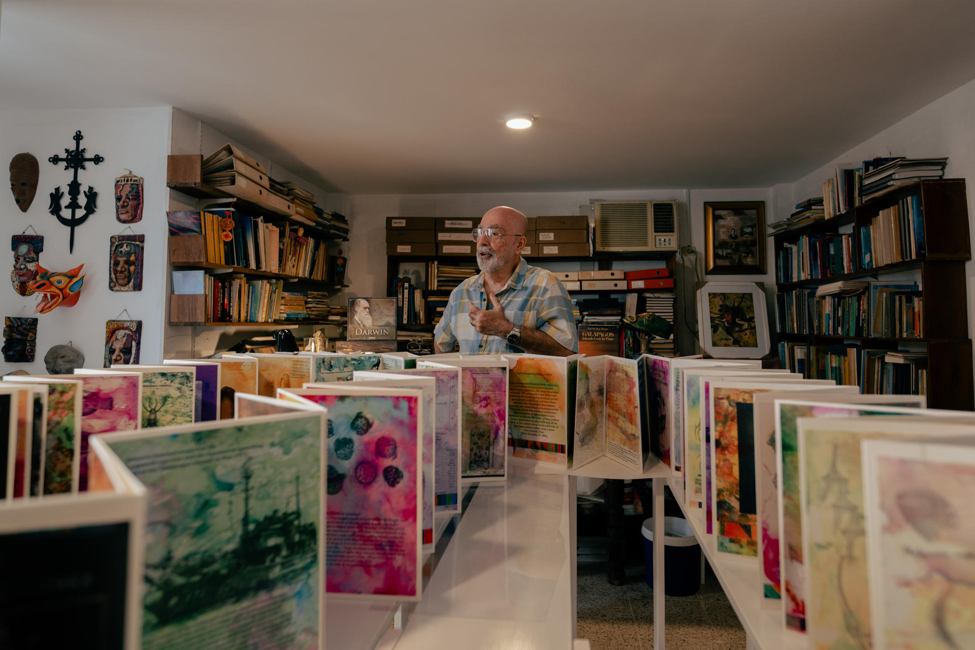 Fotografía cedida por David Rojas del investigador en ciencias marinas y acuarelista ecuatoriano, Roberto Jiménez, hablando durante una entrevista con EFE en su estudio en Guayaquil (Ecuador). EFE/ David Rojas