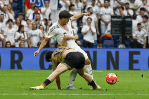 El centrocampista hispanomarroquí del Real Madrid Brahim Díaz (d) disputa un balón con el defensa venezolano de la Real Sociedad Jon Aramburu (i) durante el partido de la jornada 38 de LaLiga EA Sports entre Real Madrid y Real Sociedad celebrado este sábado en el estadio Santiago Bernabéu de Madrid. EFE/ J.J.Guillén