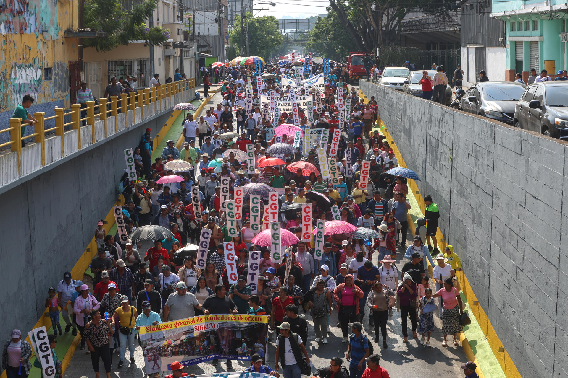 Integrantes de organizaciones sindicales se manifiestan en una marcha, durante la conmemoración del Día Internacional del Trabajo este jueves en Ciudad de Guatemala (Guatemala). EFE/ Mariano Macz