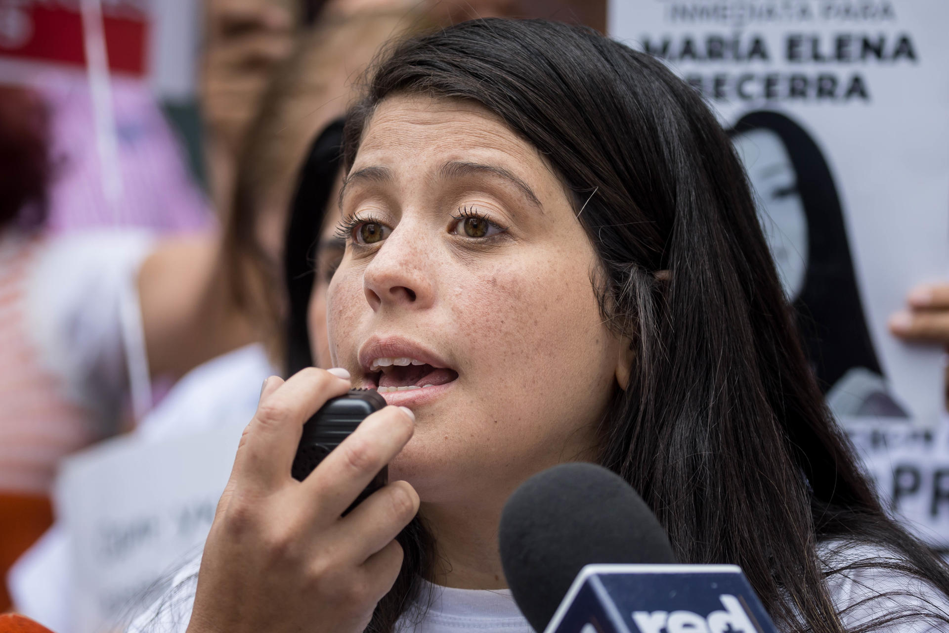 Andreina Baduel, hermana del privado de libertad Josnar Baduel, al hablar durante una protesta para exigir la liberación de los presos políticos en Venezuela, en las inmediaciones de la embajada de la Unión Europea, este viernes, 9 de mayo, en Caracas (Venezuela). EFE/Miguel Gutiérrez
