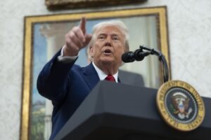 El presidente de Estados Unidos, Donald Trump, este miércoles, 28 de mayo, al atender a la prensa en el despacho Oval de la Casa Blanca, en Washington DC (EE.UU.). EFE/Chris Kleponis