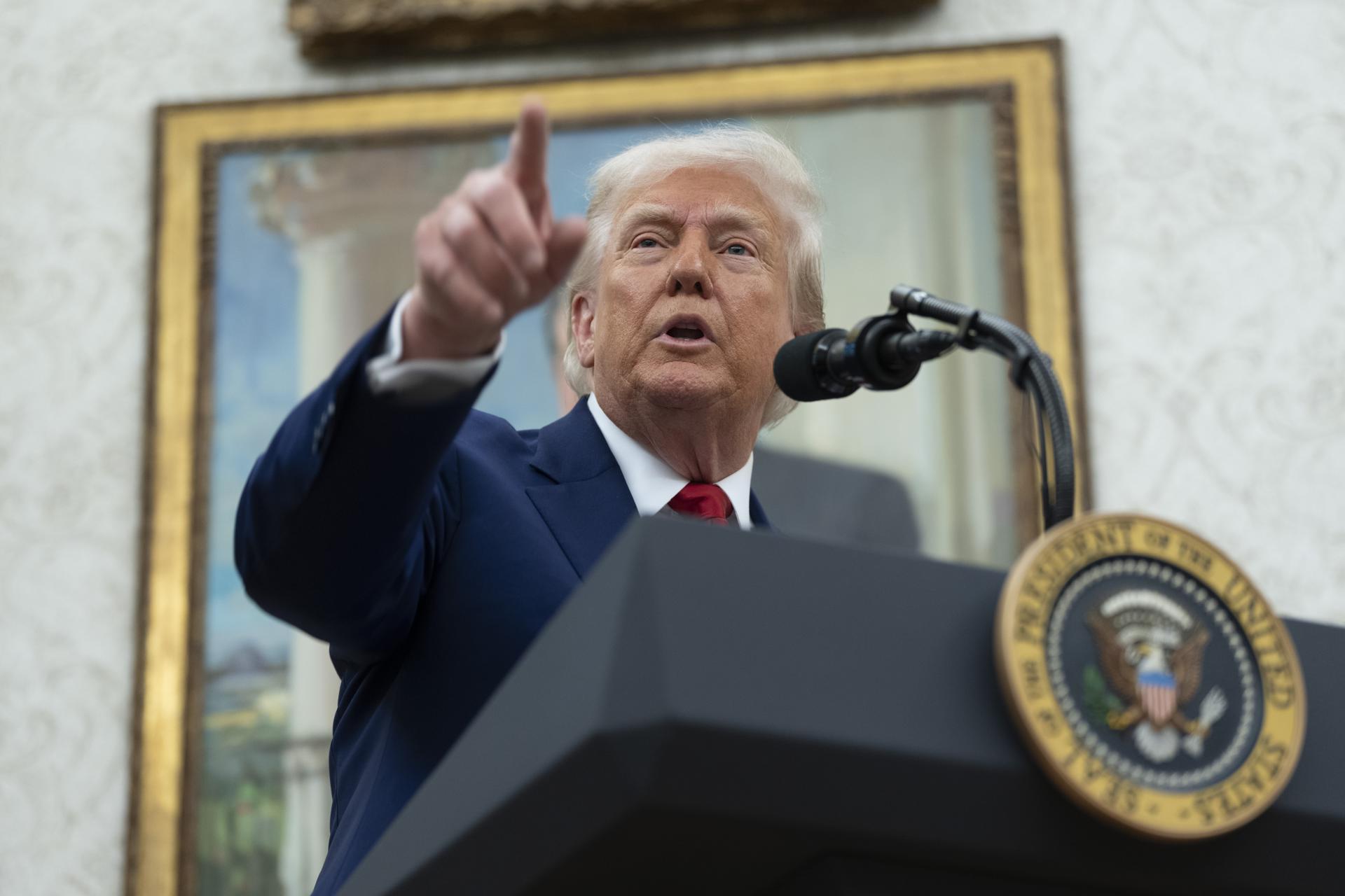 El presidente de Estados Unidos, Donald Trump, este miércoles, 28 de mayo, al atender a la prensa en el despacho Oval de la Casa Blanca, en Washington DC (EE.UU.). EFE/Chris Kleponis
