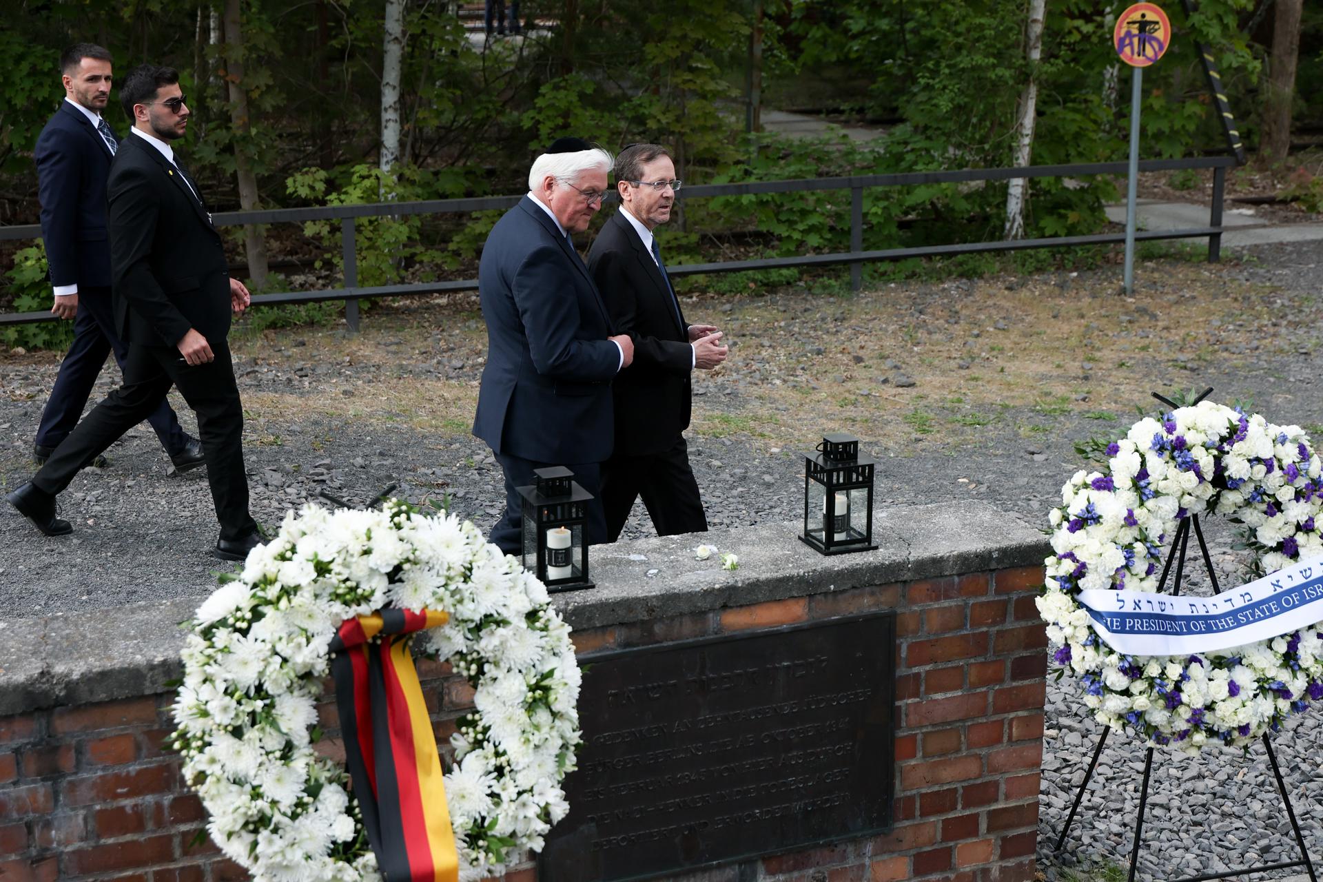 El presidente israelí Isaac Herzog (D) y el presidente alemán Frank-Walter Steinmeier (2-D) asisten a un evento conmemorativo en recuerdo de la deportación de judíos durante la Segunda Guerra Mundial en el Memorial de la Plataforma 17 de la estación de tren de Grunewald en Berlín, Alemania, 12 de mayo de 2025. Herzog visita Berlín para conmemorar los 60 años de relaciones diplomáticas entre los dos países. (Alemania) EFE/EPA/FILIP SINGER