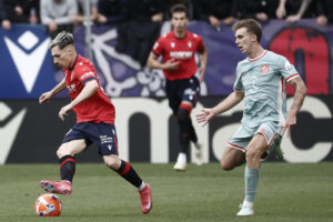 El centrocampista del Osasuna Bryan Zaragoza (i) intenta escaparse de la presión del centrocampista del Atlético de Madrid Pablo Barrios (d) durante el encuentro correspondiente a la jornada 36 de LaLiga EA Sports entre el Osasuna y el Atlético de Madrid este jueves en el Sadar, Pamplona. EFE/ Jesús Diges