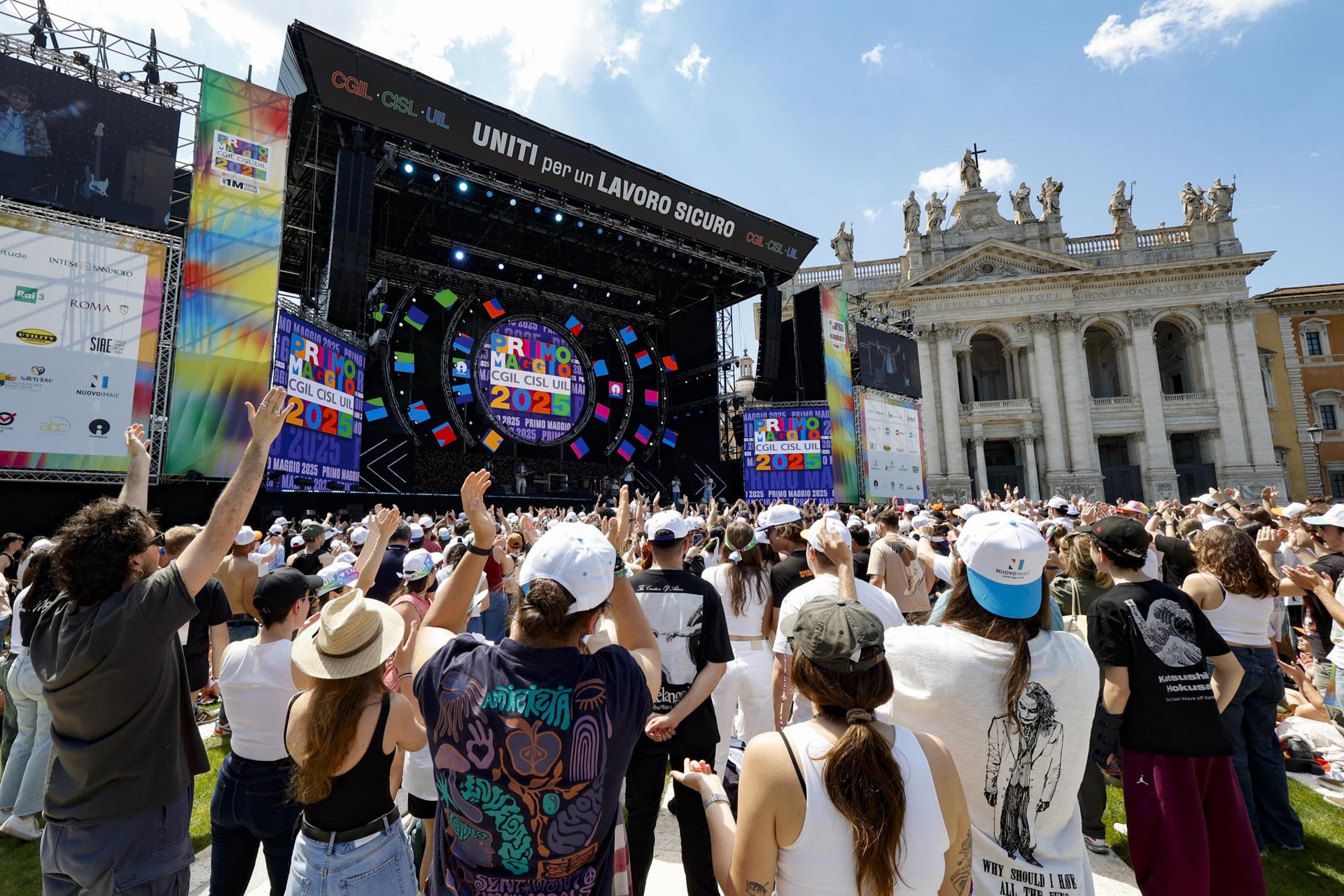 Marcha con concierto en el centro de Roma en el Primero de Mayo. EFE/EPA/FABIO FRUSTACI