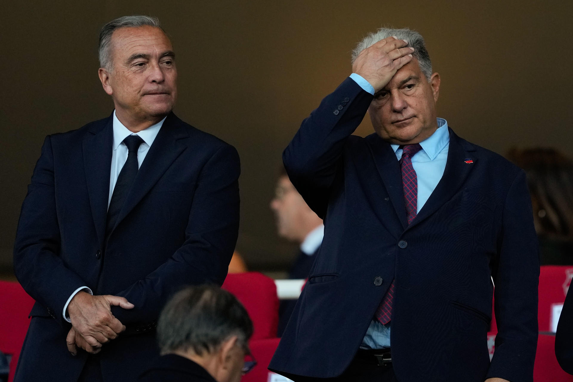 El presidente del FC Barcelona, Joan Laporta, antes del inicio del encuentro correspondiente a la ida de las semifinales de la Liga de Campeones que disputan hoy miércoles FC Barcelona e Inter en el estadio Olímpico Lluis Company, en Barcelona. EFE / Alejandro García.