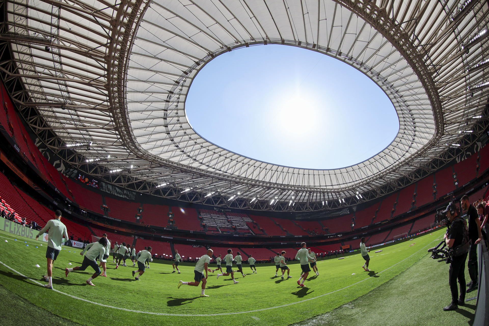 Los jugadores del Tottenham durante el entrenamiento del equipo en la víspera de la final de la Europa League que van a disputar ante el Manchester United en el estadio de San Mamés. EFE/Luis Tejido