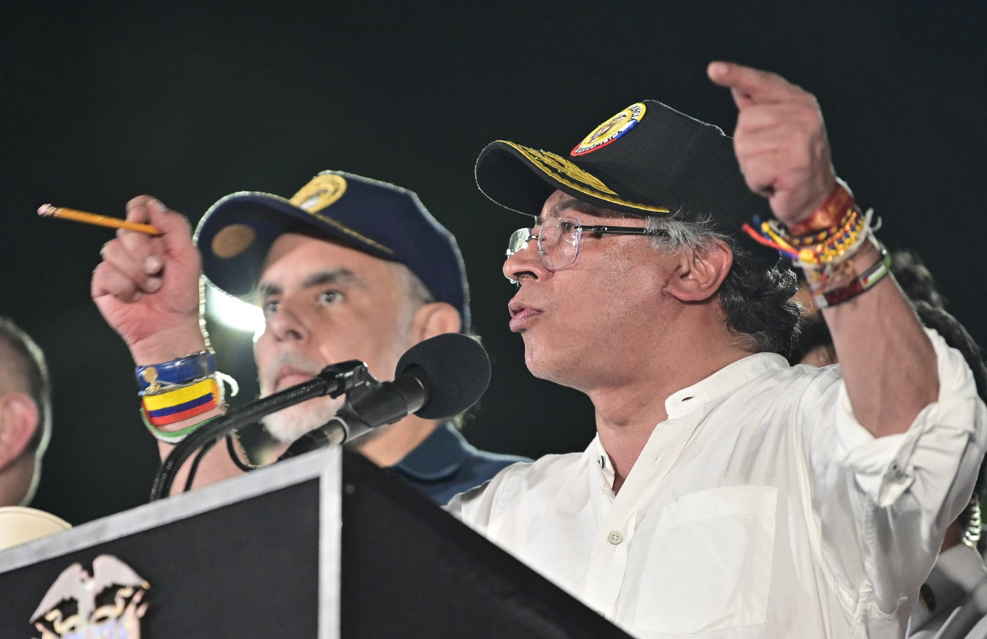Fotografía cedida por la Presidencia de Colombia del mandatario colombiano, Gustavo Petro (d), y el ministro del Interior, Armando Benedetti (i), durante un encuentro con simpatizantes este martes, en Barranquilla (Colombia). EFE/ Presidencia de Colombia /