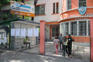 Personas ingresan a un centro de votación este domingo, en Carcas (Venezuela). EFE/ Miguel Gutierrez