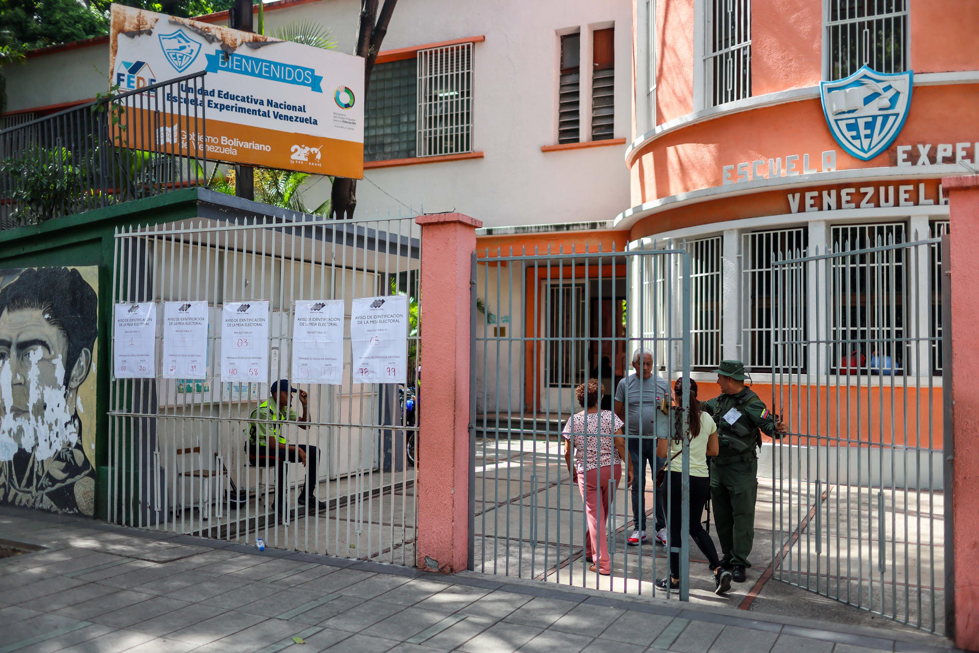 Personas ingresan a un centro de votación este domingo, en Carcas (Venezuela). EFE/ Miguel Gutierrez