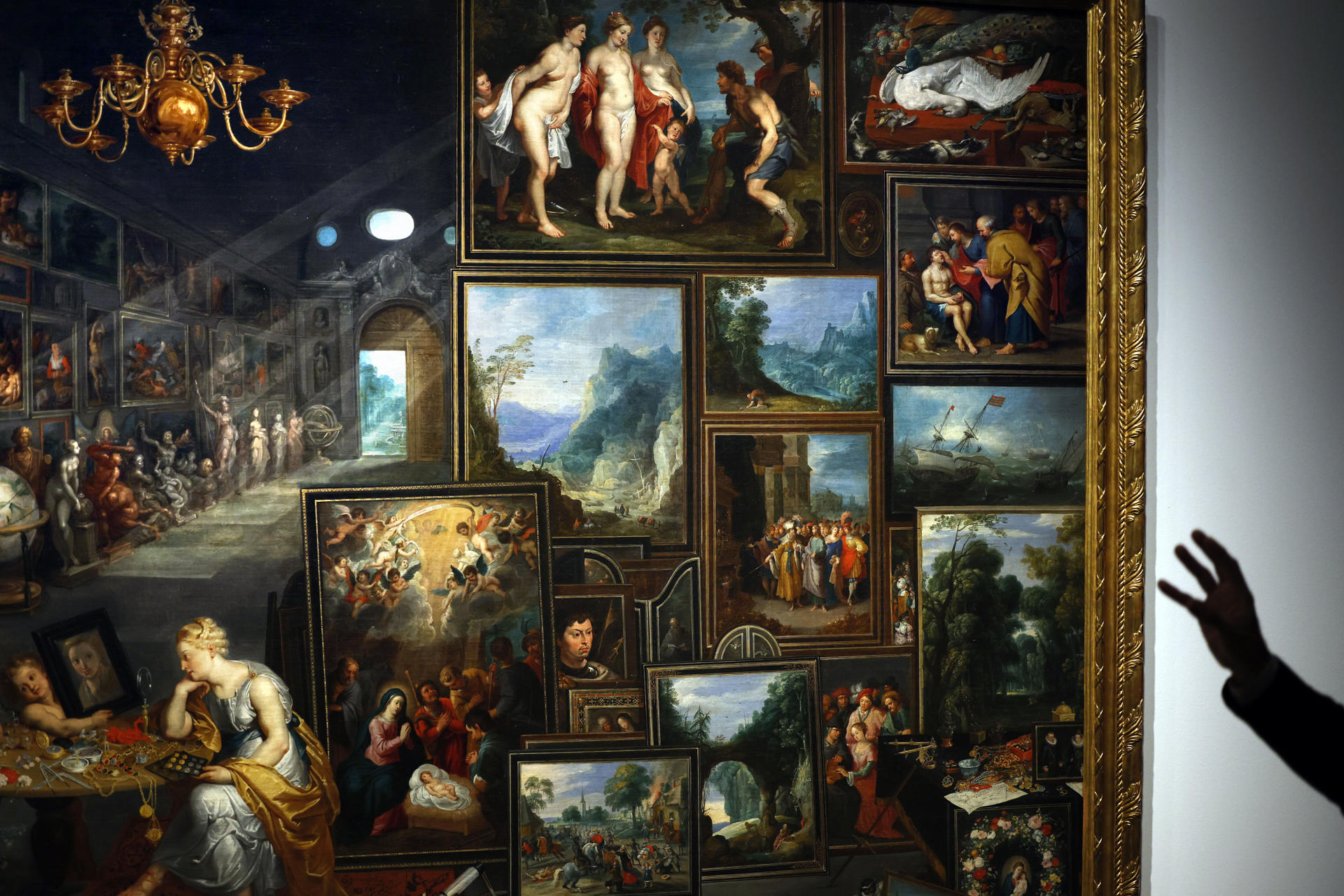 La obra 'La vista y el olfato (1620)', de Jan Brueghel el Viejo, Hendrick van Balen, Frans Francken II y otros, es una de las 62 obras de las colecciones del Museo Nacional del Prado que reinarán entre este miércoles y hasta el 21 de septiembre en CaixaForum Barcelona, gracias a la exposición 'Rubens y los artistas del Barroco flamenco', en la que podrá admirar la fuerza creativa de Peter Paul Rubens y otros artistas coetáneos suyos como Van Dyck, Jordaens o Brueghel. EFE/Alberto Estévez