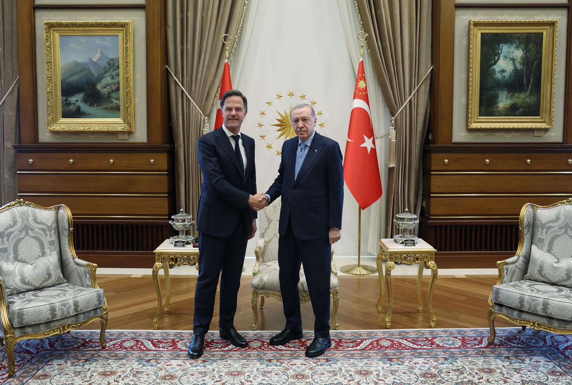 Una fotofacilitada por la Oficina de Prensa Presidencial Turca muestra al presidente turco, Recep Tayyip Erdogan (D), y al secretario general de la OTAN, Mark Rutte (I), estrechándose la mano durante su reunión en Ankara, Turquía, el 13 de mayo de 2025. La visita de Rutte a Ankara se produce antes de una reunión informal de ministros de Asuntos Exteriores de la OTAN que tendrá lugar en Antalya los días 14 y 15 de mayo. (Turquía) EFE/EPA/OFICINA DE PRENSA PRESIDENCIAL TURCA ENTREGA ENTREGA USO EDITORIAL ÚNICAMENTE/SIN VENTAS