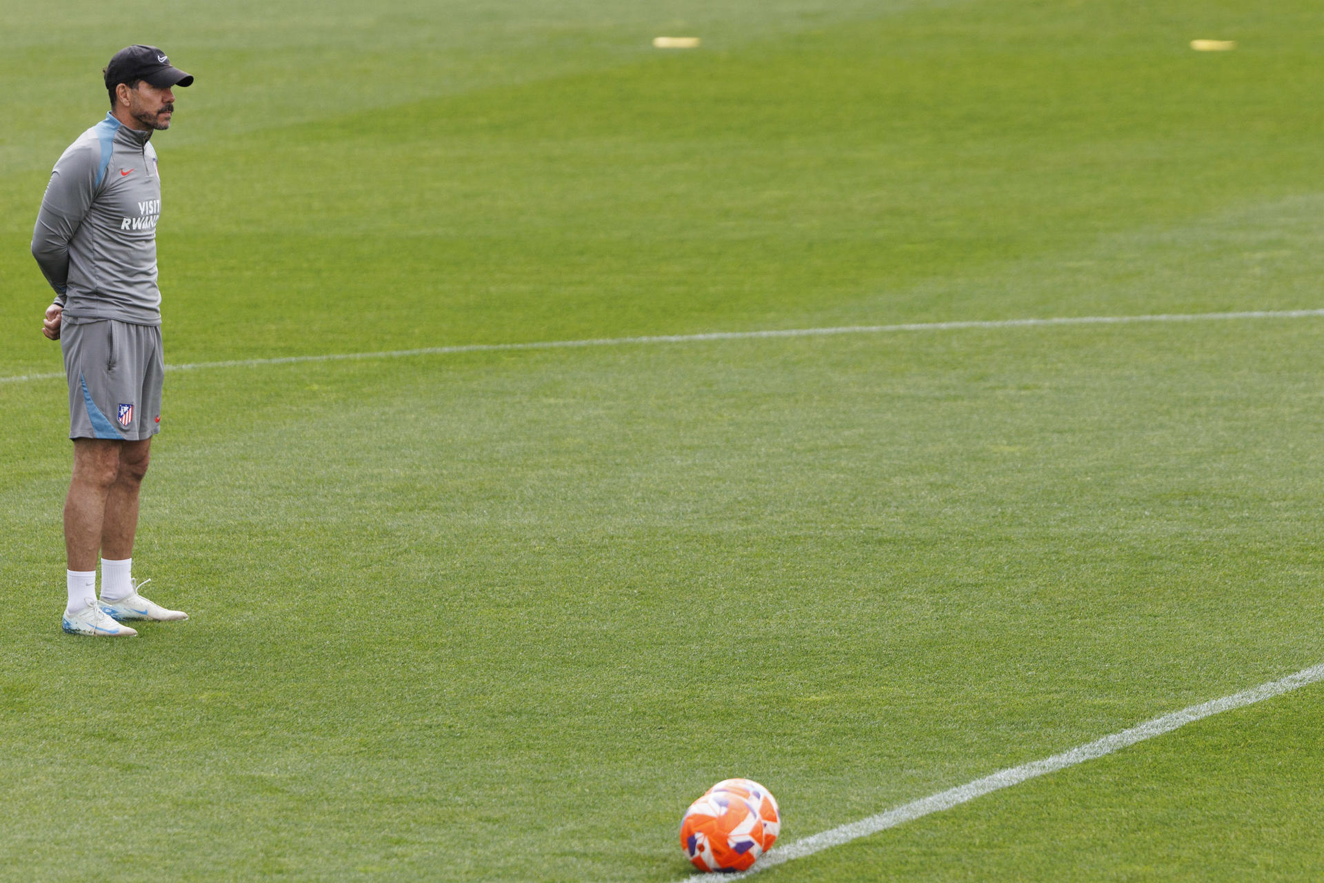 Simeone, durante el entrenamiento de este miércoles. EFE/Sergio Pérez