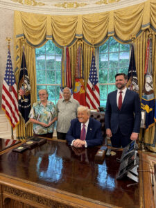 Fotografía publicada por la asistente especial del presidente Trump y asesora de Comunicación de la Casa Blanca, Margo Martin, en su cuenta oficial de la red social X @MargoMartin47 del presidente de los Estados Unidos, Donald Trump (c), junto al vicepresidente estadounidense, JD Vance (d) y el hermano mayor del papa León XIV, Louis Prevost (2-i) y su esposa Deborah. Trump presumió que el hermano del papa León XIV es republicano y aseguró que quiere invitarlo a la Casa Blanca. EFE/ @margomartin47/