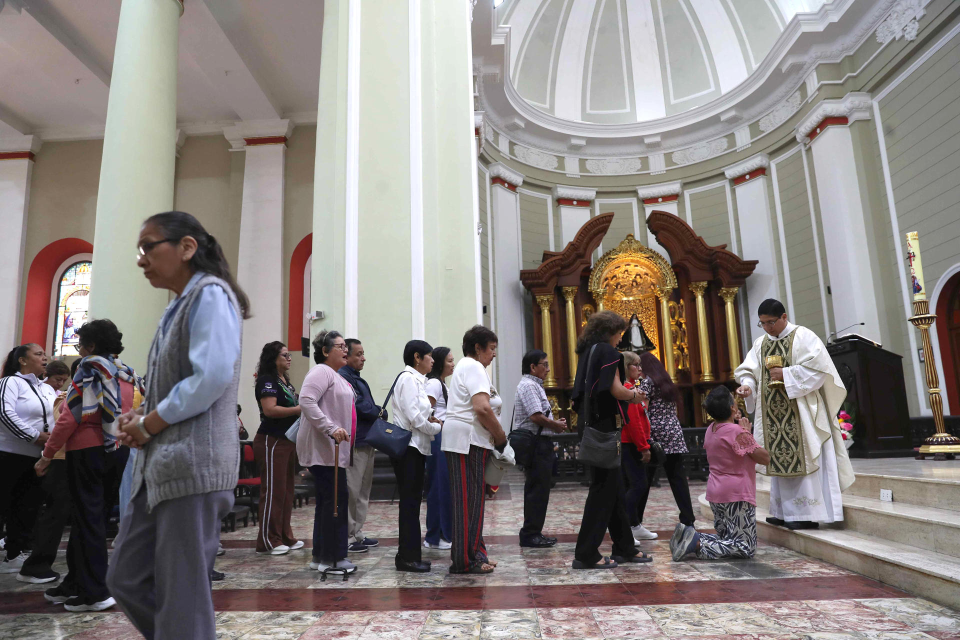 Fieles reciben la comunión durante una misa este viernes en la iglesia Santa María Catedral de Chiclayo (Perú). EFE/Paolo Aguilar
